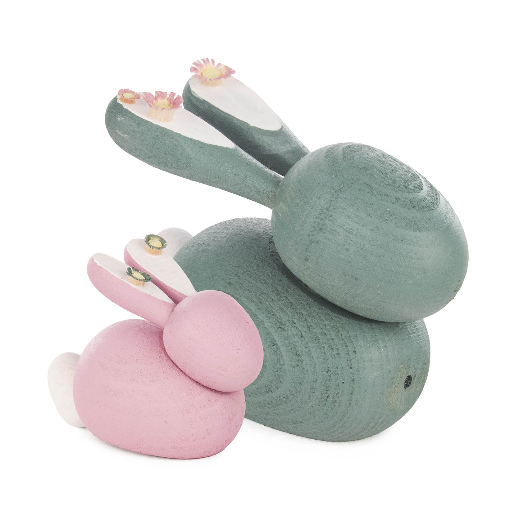 Zwei hölzerne Hasenfiguren, eine grüne größere und eine rosa kleinere, mit Blumenverzierungen auf den Ohren.