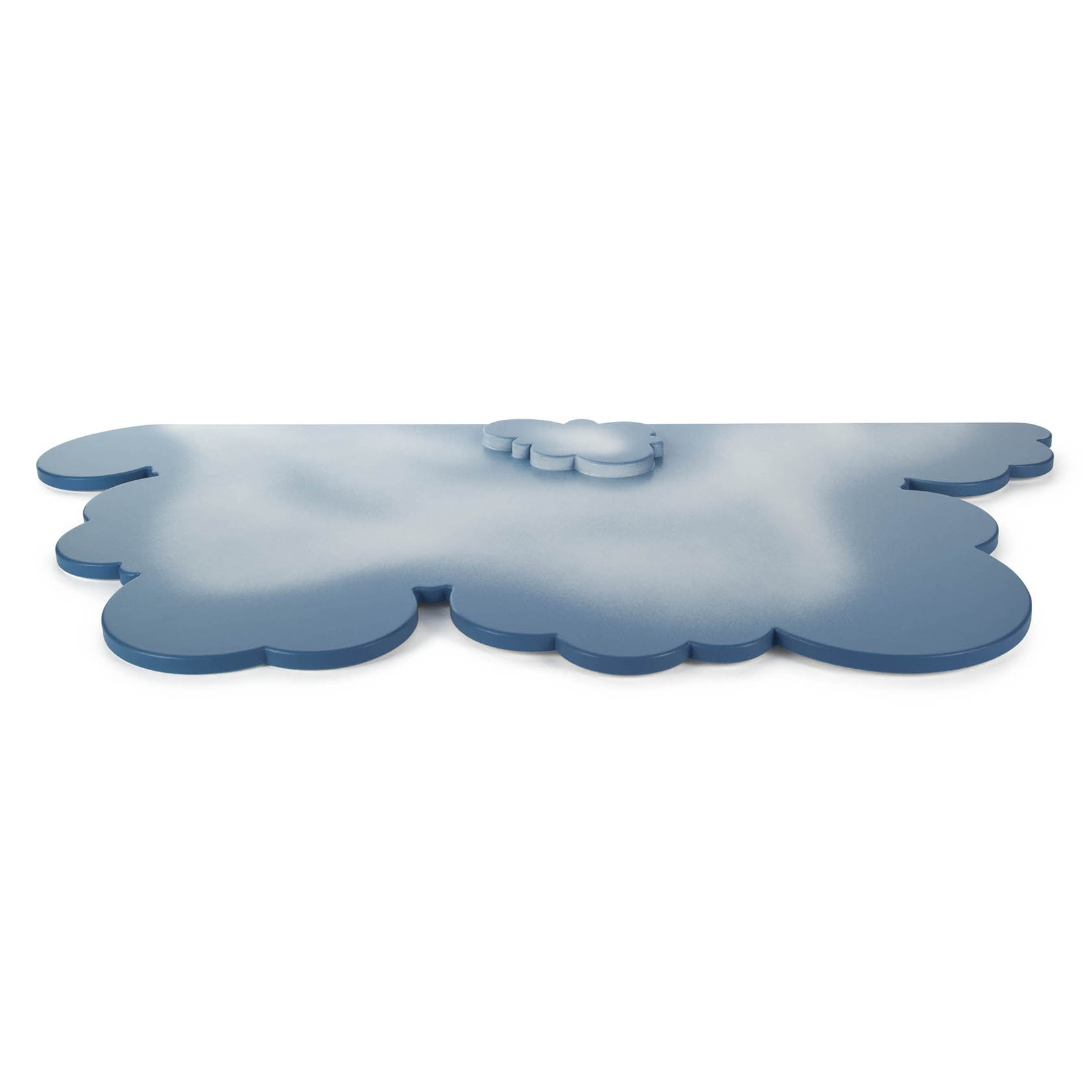 Große, unregelmäßig geformte Wolke mit softer blauer Färbung und einem kleinen Wolkenelement, das oben herausragt.