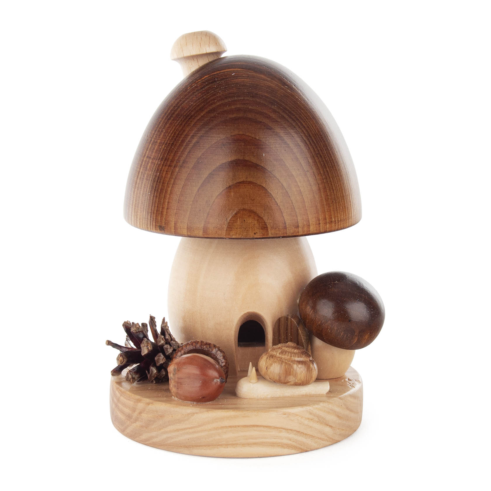 Holzskulptur Räucherpilz mit braunem runden Hut, großer Form, verziert mit kleinen Holzelementen wie Tannenzapfen und Nüssen auf einer Holzplatte. im Dregeno Online Shop günstig kaufen