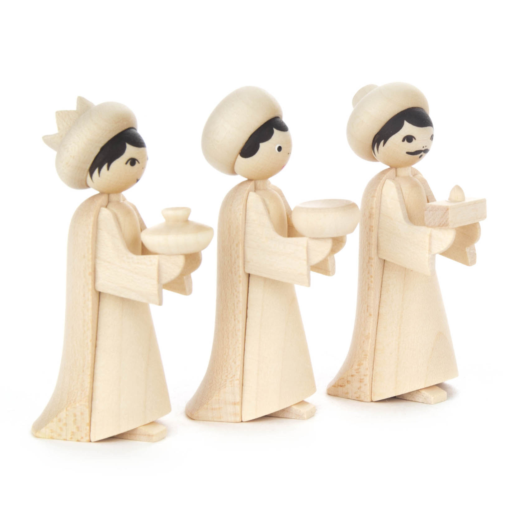 Drei hölzerne Figuren der Heiligen Drei Könige, jeweils 7 cm hoch, naturbelassen mit schlichten Verzierungen. Jeder König hält ein Geschenk in den Händen. im Dregeno Online Shop günstig kaufen