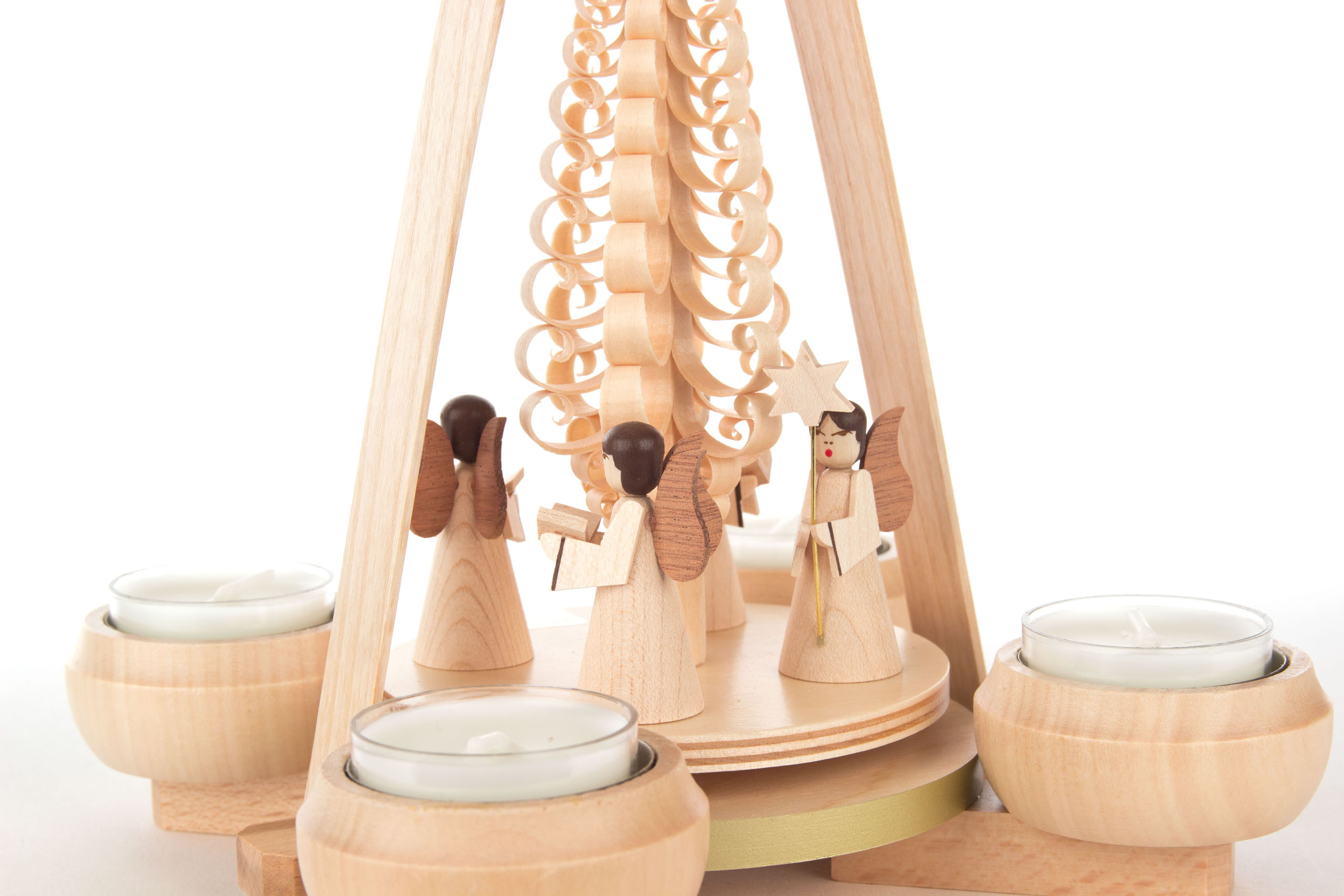 Holzpyramide mit drei Engeln, die Instrumente spielen und ein Engel hält einen Stern. Um die Pyramide sind vier Teelichthalter.