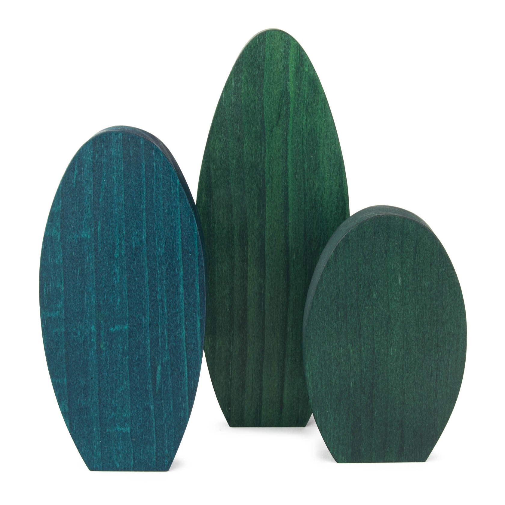 Drei verschiedene grüne Holzbausteine in unterschiedlichen Größen, aufrecht nebeneinander stehend. Formen sind oval, rund und halbrund. im Dregeno Online Shop günstig kaufen