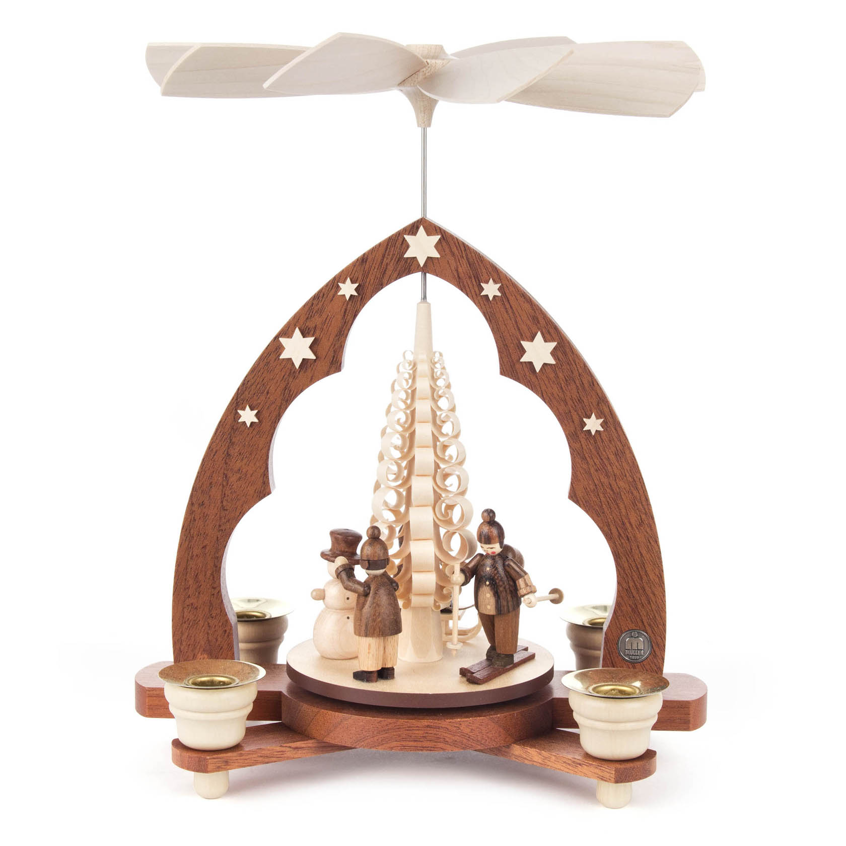 Holzpyramide mit zwei winterlichen Figuren, einer Frau mit Schneebesen und einem Mann mit Schneemann. Oben Rotorblätter und Kerzenhalter. im Dregeno Online Shop günstig kaufen