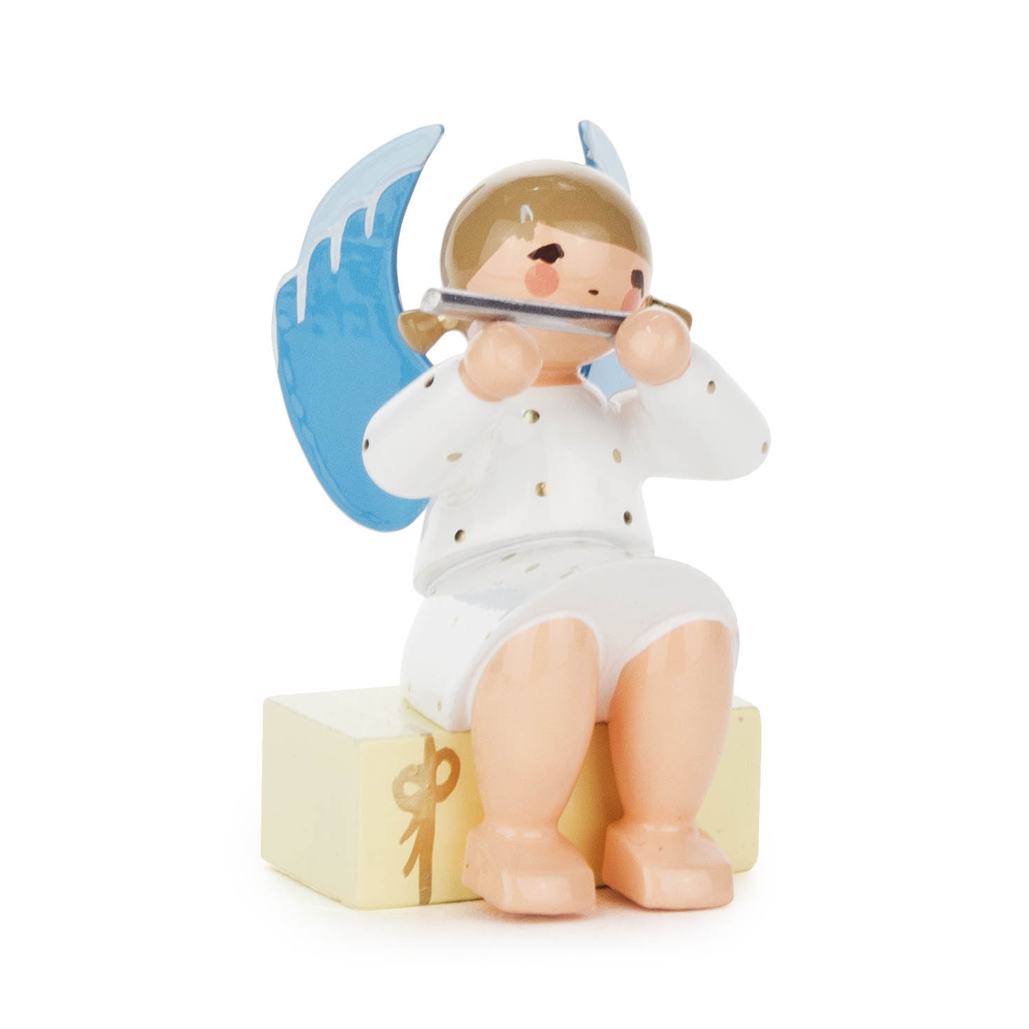 Ein Engel mit blauen Flügeln, der eine Querflöte spielt, sitzt auf einem Geschenkpaket. im Dregeno Online Shop günstig kaufen