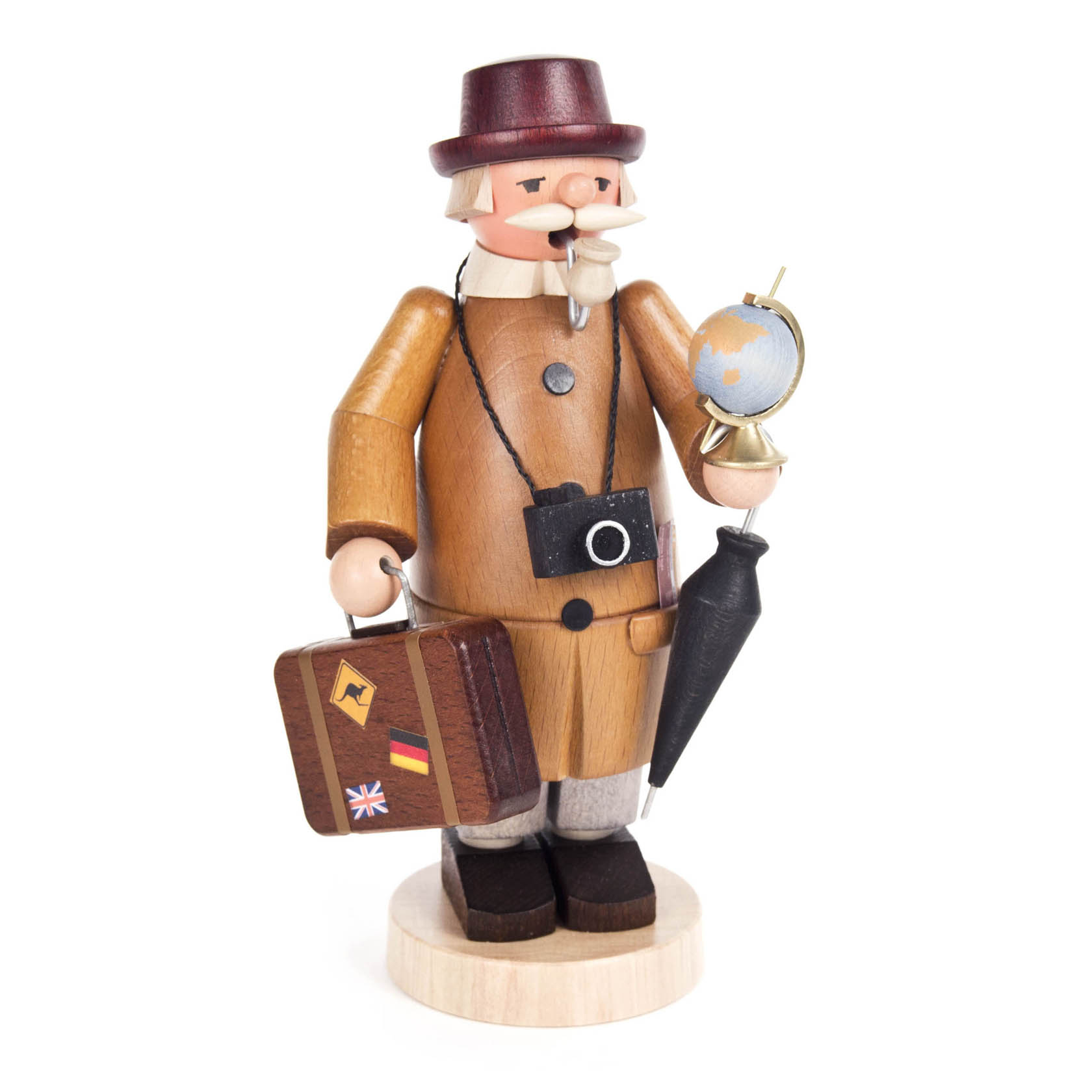 Holzfigur eines Räuchermanns als Weltenbummler. Er trägt einen braunen Mantel, Hut, hält einen Globus, einen Regenschirm, Kamera um den Hals und Koffer in der Hand. im Dregeno Online Shop günstig kaufen