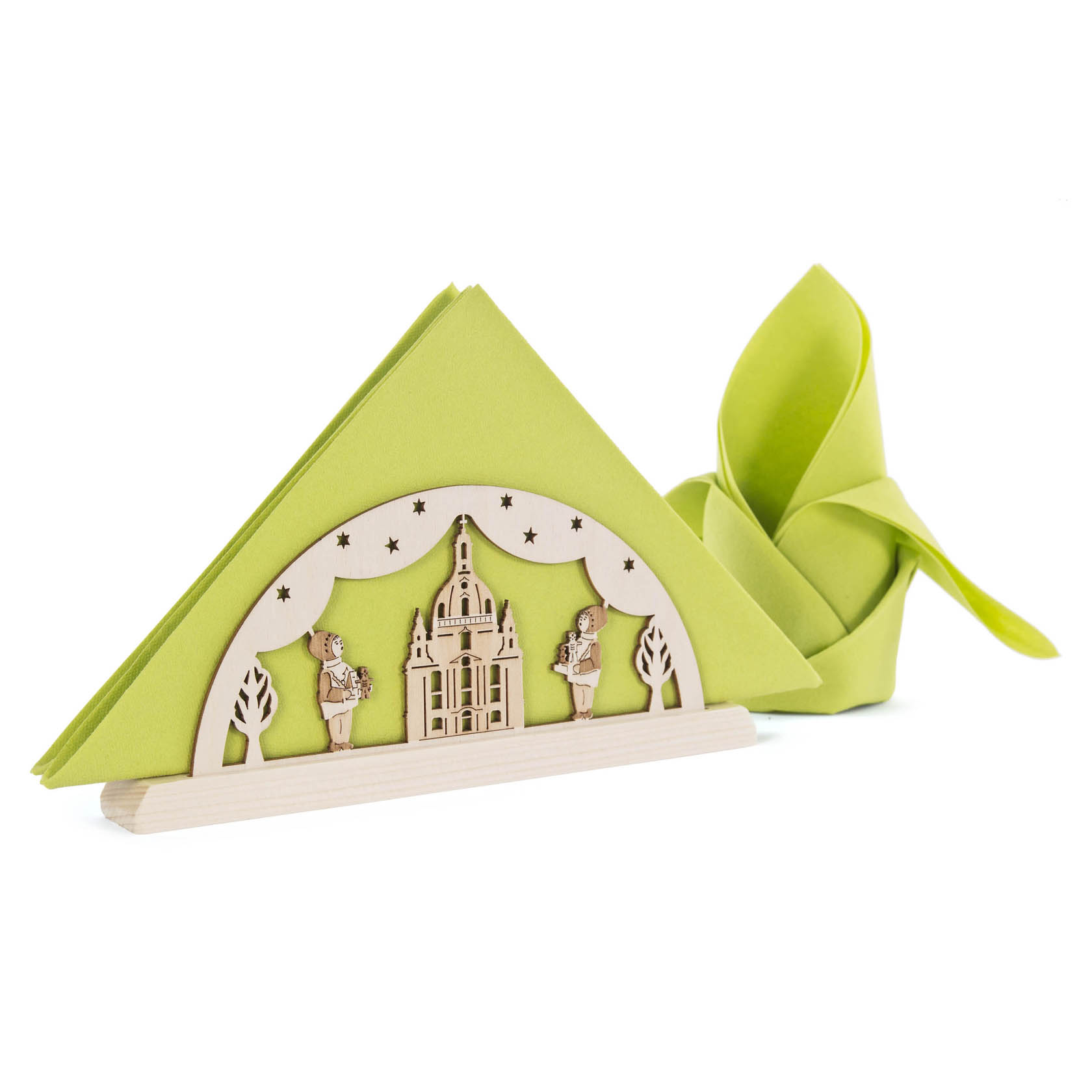 Grüner Serviettenständer mit Holzausschnitt der Dresdner Frauenkirche, flankiert von zwei Figuren, und gefalteter grüner Serviette daneben.