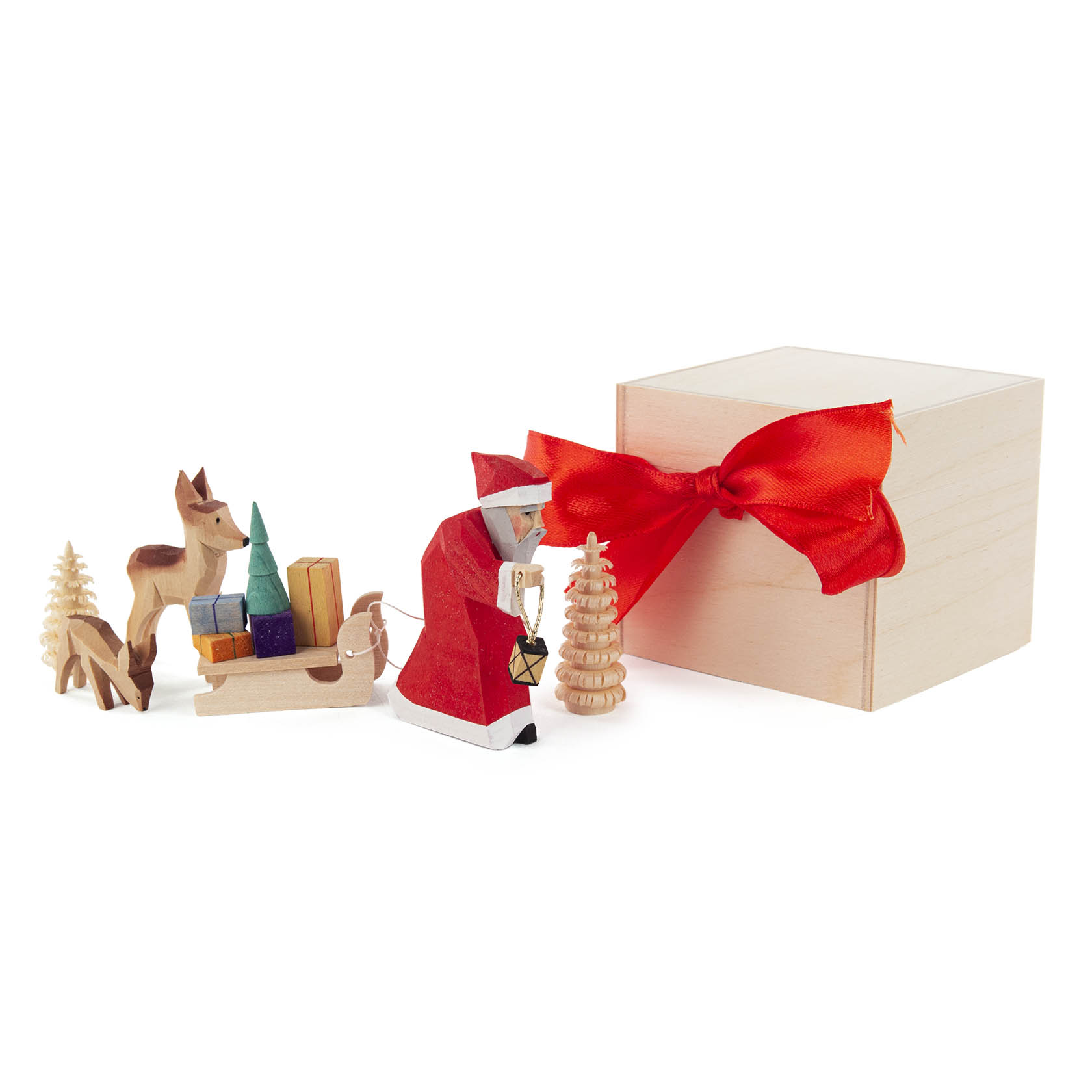 Holzfigur des Weihnachtsmanns mit roten Mantel, der einen Schlitten zieht. Zwei geschnitzte Rehe stehen daneben, Geschenkbox im Hintergrund. im Dregeno Online Shop günstig kaufen