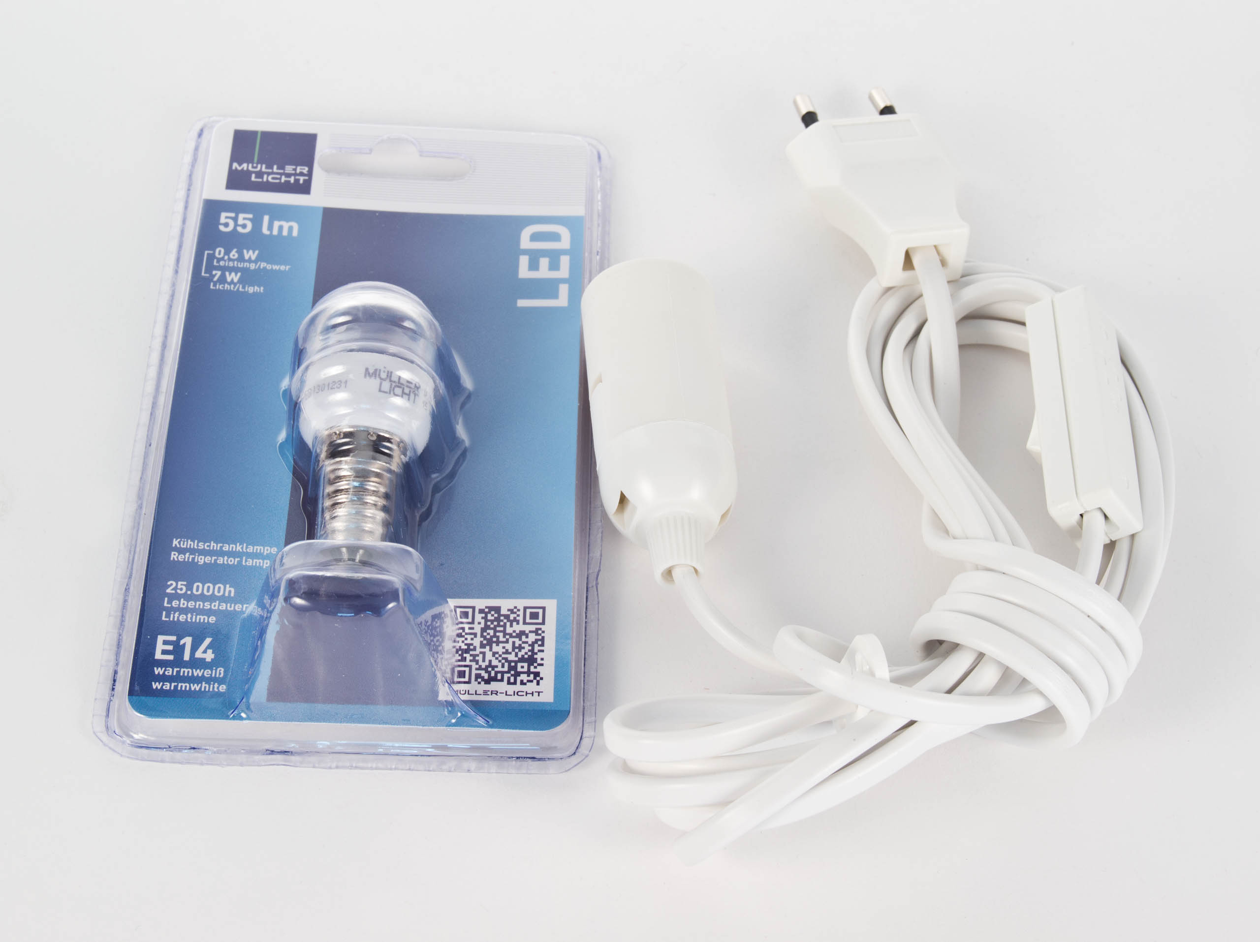 Set bestehend aus einer LED-Glühbirne 0,6W von Müller Licht und einem 3 Meter langen weißen Kabel mit E14-Fassung und Eurostecker.