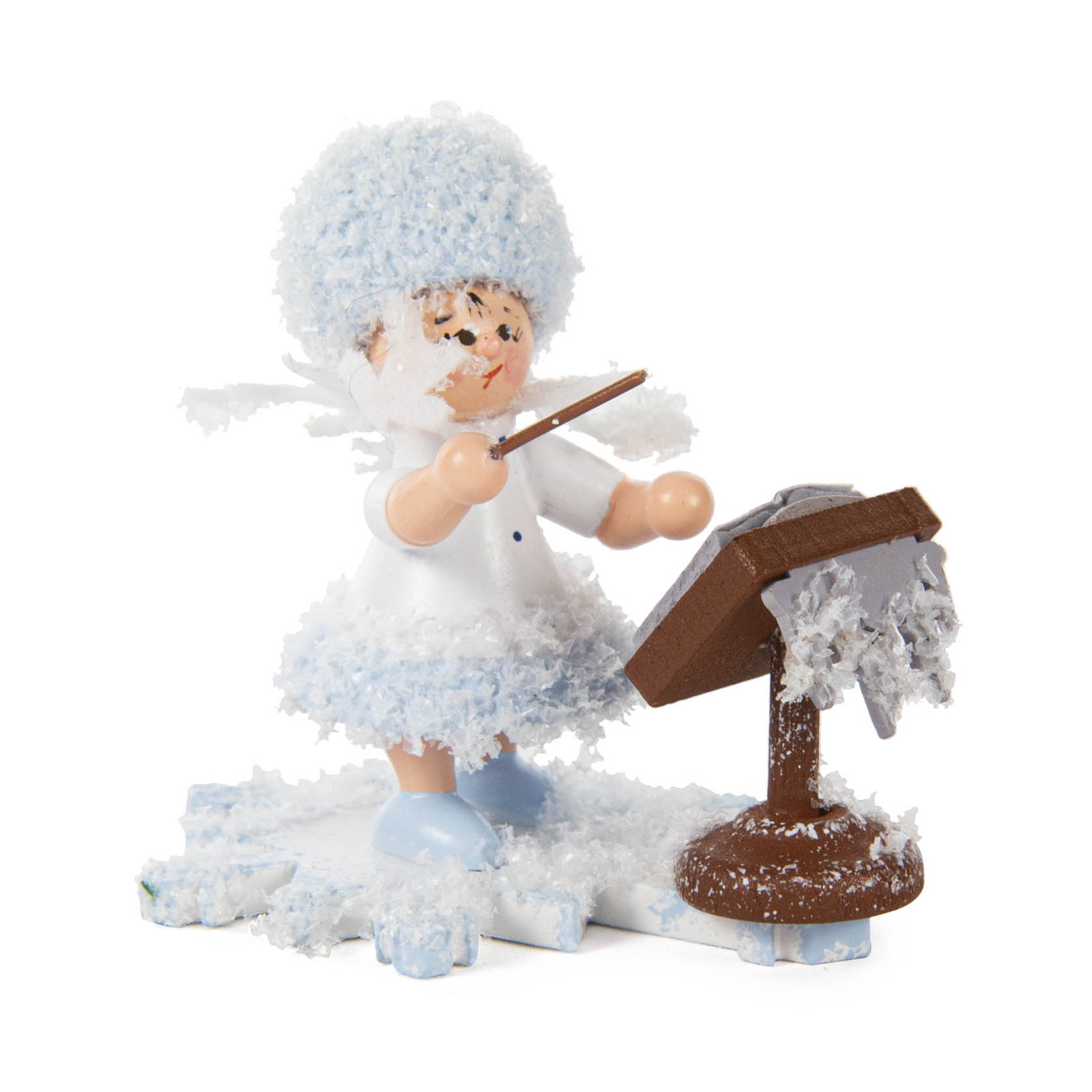 Holzfigur eines Schneeflöckchens als Dirigent, gekleidet in weißem Kleid und blauer Mütze, dirigiert vor einem mit Schnee verzierten Notenpult. im Dregeno Online Shop günstig kaufen
