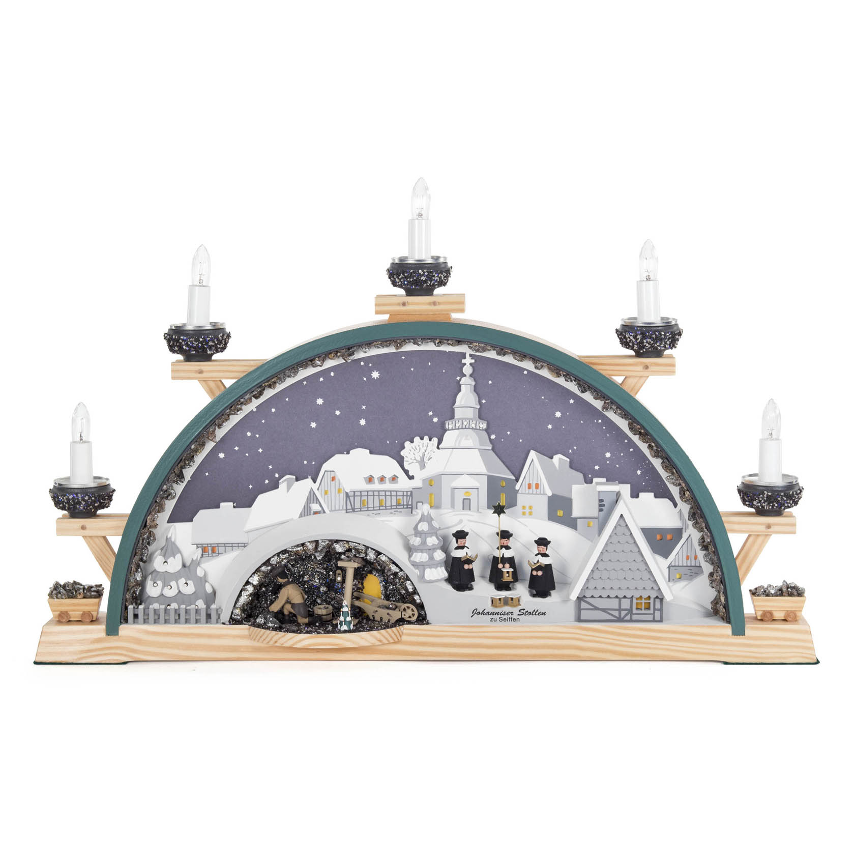 Ein Schwibbogen zeigt ein winterliches Seiffener Dorf mit beleuchtetem Kurrende-Sänger, Kirche, Häusern und einem Bergwerk. Elektrische Kerzenlichter sind darauf angebracht. im Dregeno Online Shop günstig kaufen