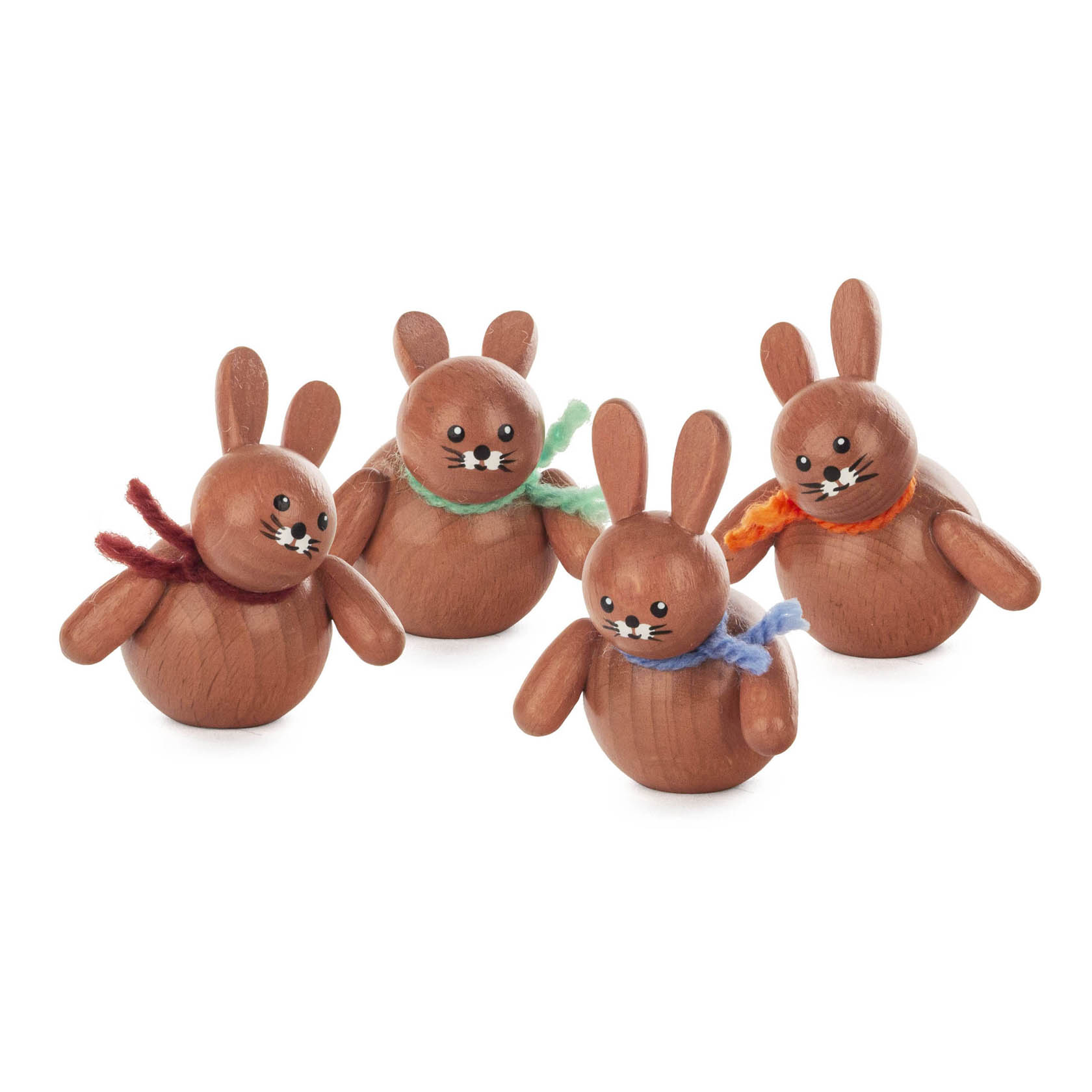 Vier stehende braune Hasenfiguren aus Holz, mit bunten Schals um den Hals. im Dregeno Online Shop günstig kaufen