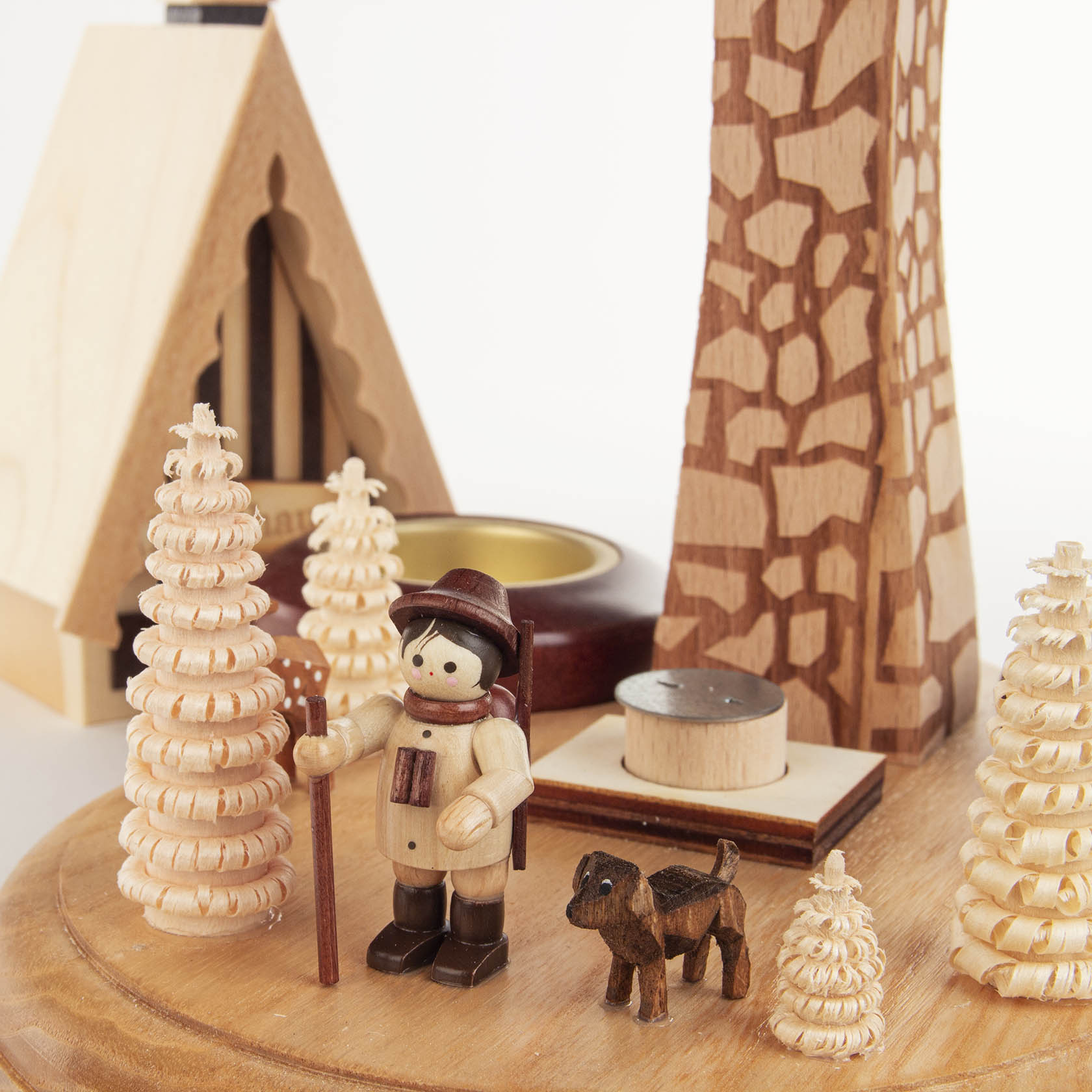 Holzrächermühle mit Waldszene: Ein Förster und ein Hund zwischen Bäumen, Dreiblattflügel dreht sich darüber. Zwei Teelicht-Halterungen und ein Forsthaus-Element.