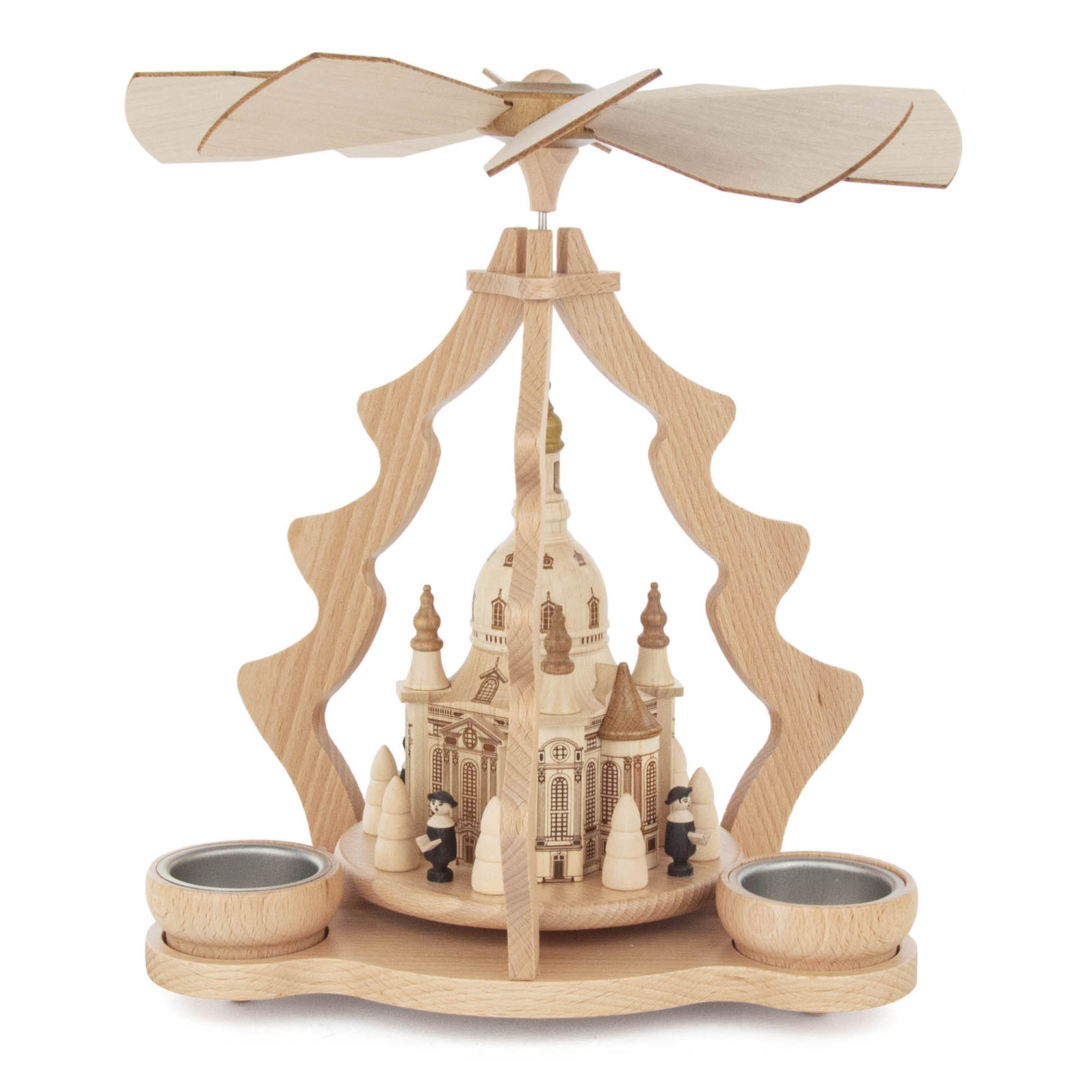 Holz-Weihnachtspyramide mit Miniatur der Dresdner Frauenkirche, umgeben von kleinen Bäumen und Raum für zwei Teelichter. im Dregeno Online Shop günstig kaufen