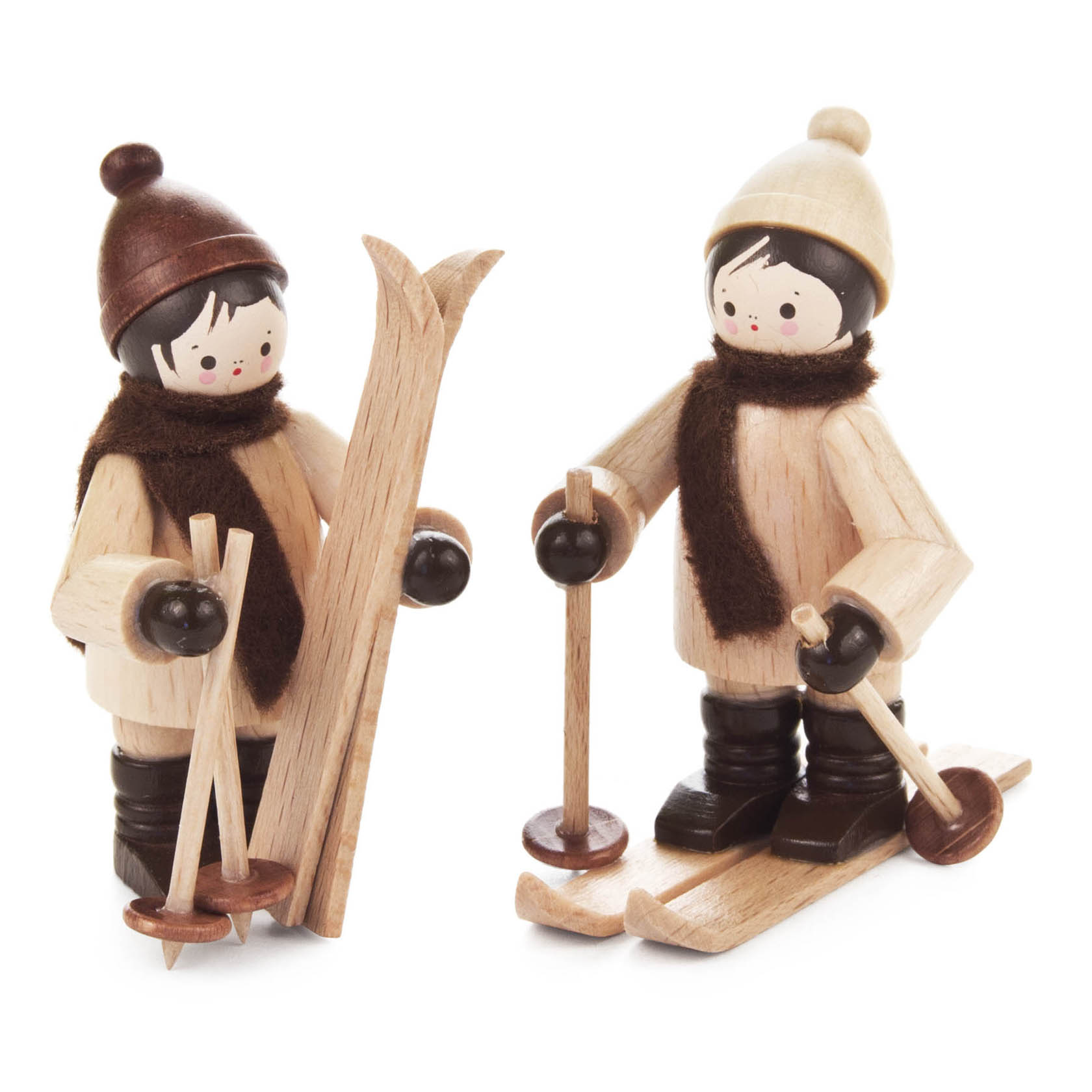 Zwei handgefertigte Holzfiguren, stilisierte Kinder in Winterkleidung mit Skiern und Skistöcken. im Dregeno Online Shop günstig kaufen