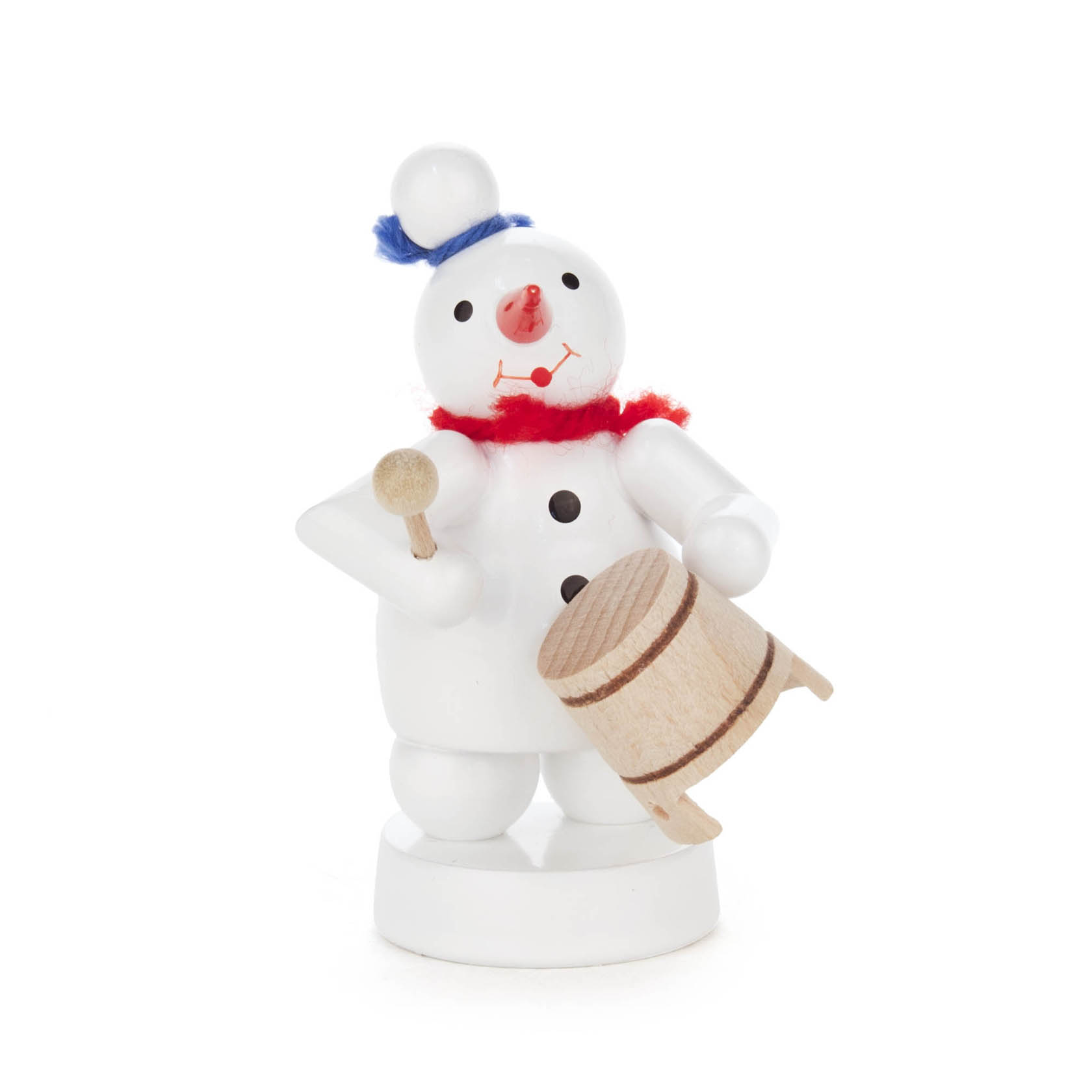 Ein Schneemann aus Holz mit blauem Hut, rotem Schal und Holzstock, der einen Holztopf als Trommel hält und lächelt. im Dregeno Online Shop günstig kaufen