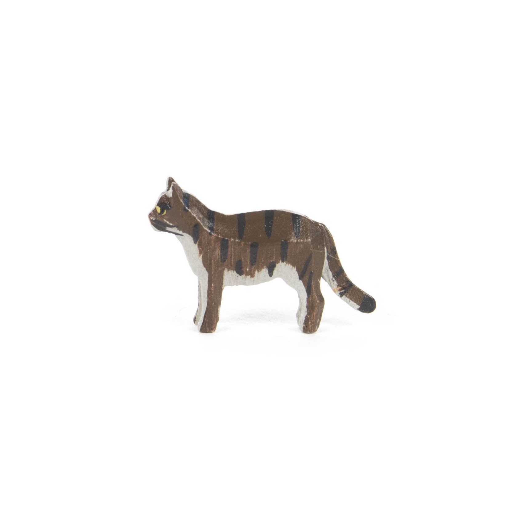 Holzfigur einer Katze, braun mit schwarzen Streifen, von der Seite abgebildet. Die Katze hat gelbe Augen. im Dregeno Online Shop günstig kaufen