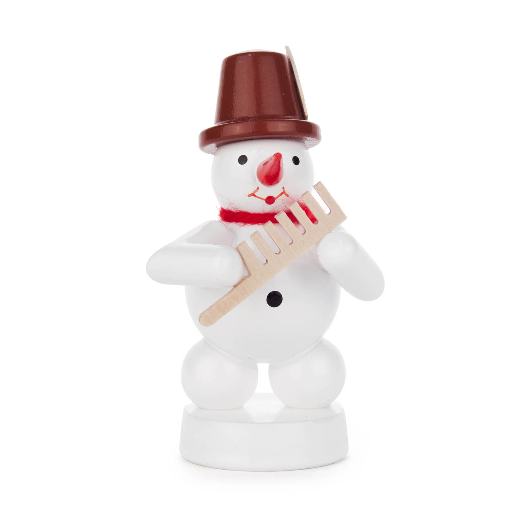 Ein kleiner Schneemann aus Holz mit braunem Hut, rotem Schal, und einem hölzernen Kamm in den Händen. im Dregeno Online Shop günstig kaufen