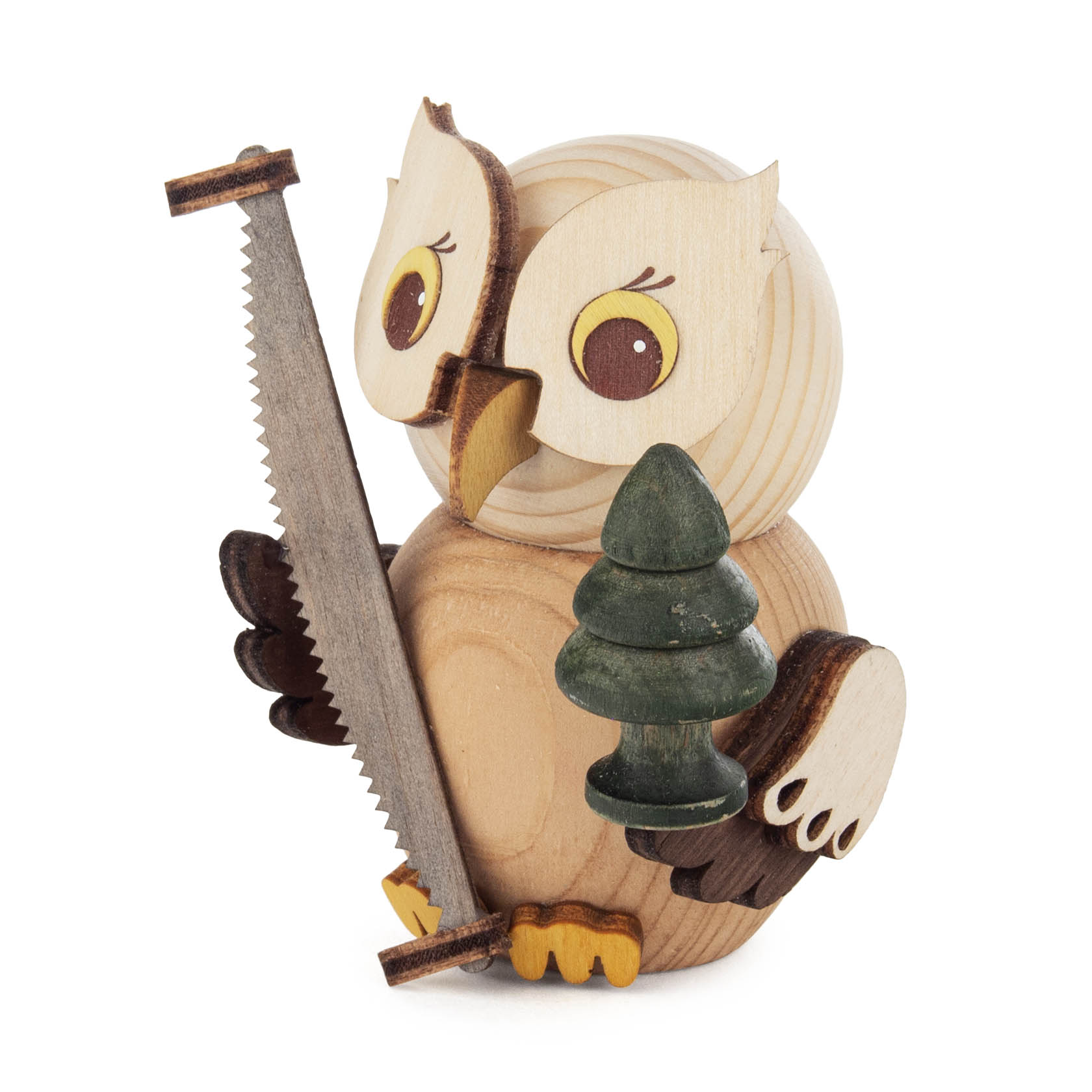 Holzeule, die eine kleine Baumsäge mit einer Hand und einen dunkelgrünen Tannenbaum mit der anderen Hand hält, mit großen Augen und geschnitzten Details. im Dregeno Online Shop günstig kaufen