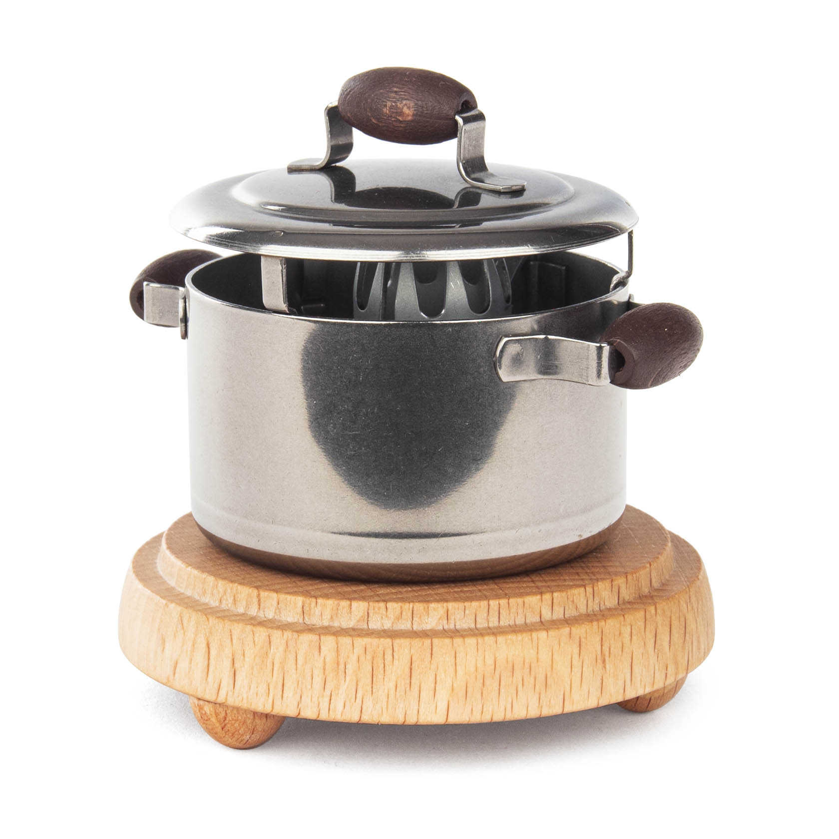 Ein silberner Räuchertopf mit Holzgriffen und passendem Deckel, stehend auf einem runden Holzuntersetzer mit kurzen Füßen. im Dregeno Online Shop günstig kaufen