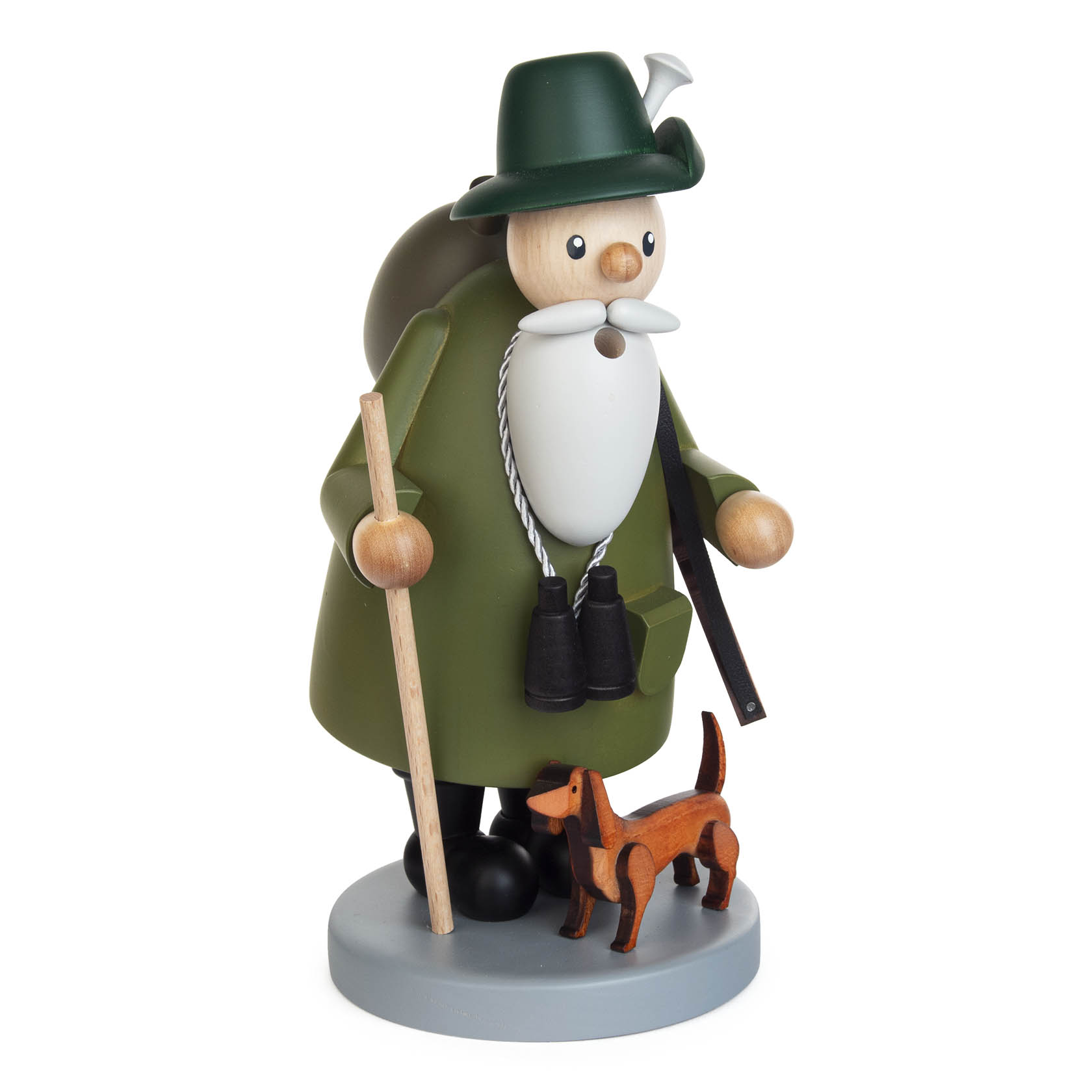 Ein Räuchermann in Form eines Försters mit grünem Hut, Gewehr auf dem Rücken, der neben einem kleinen braunen Dackel steht.