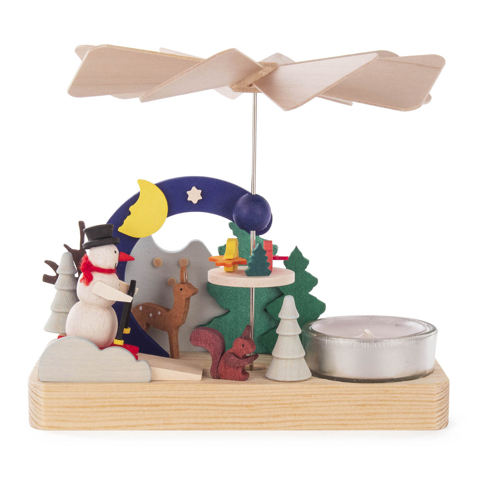 Holz-Pyramide mit Schneemann, einem Reh, einem Eichhörnchen und einem Teelichtplatz, dekoriert mit Bäumen, einem Halbmond und Sternen. im Dregeno Online Shop günstig kaufen