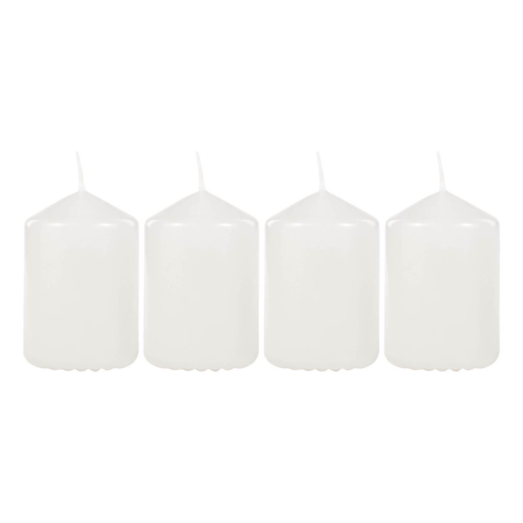Vier weiße Stumpenkerzen, jeweils 6 cm hoch, nebeneinander aufgestellt. im Dregeno Online Shop günstig kaufen