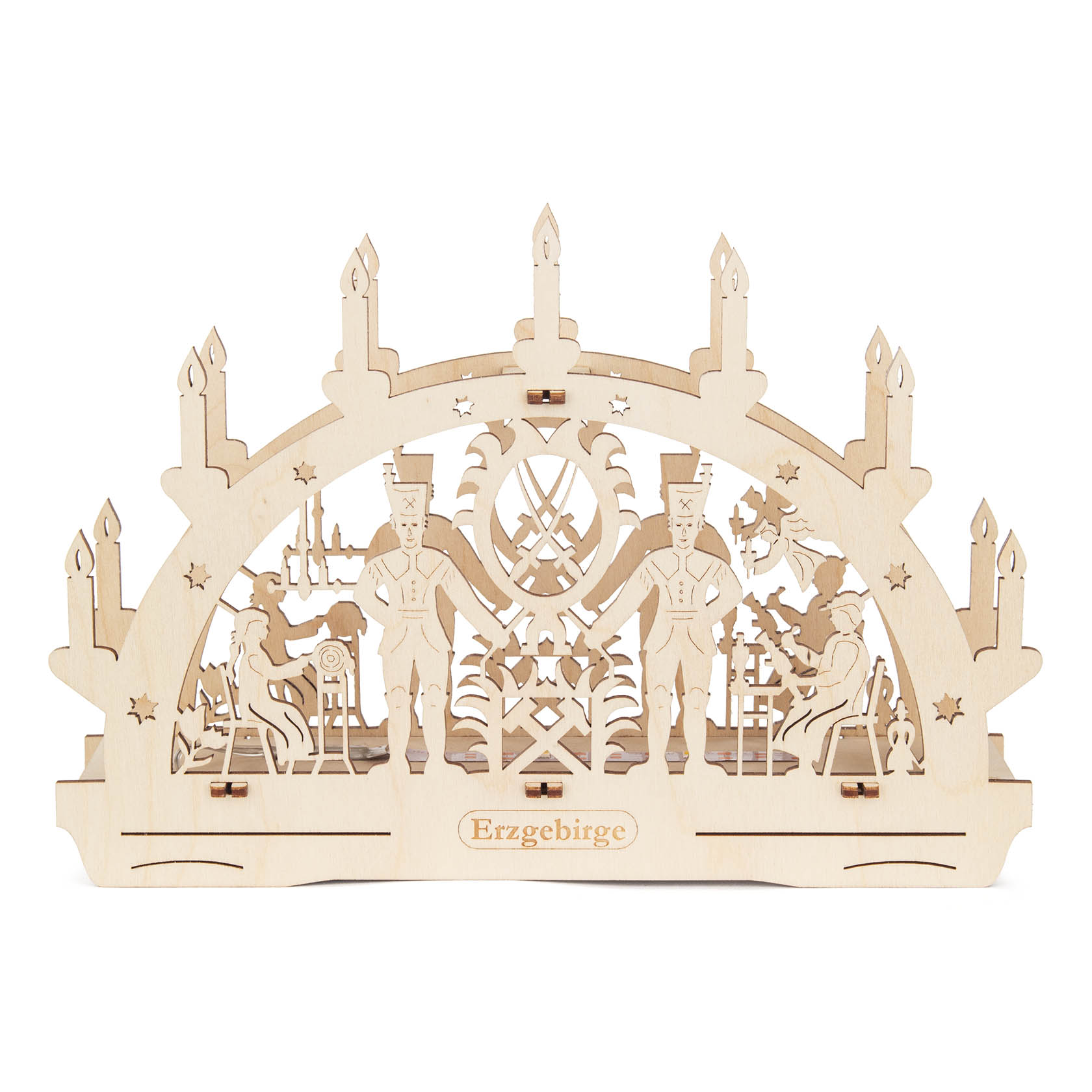 Ein Schwibbogen aus Holz mit Schnitzereien eines Bergmann-Motivs, LED-beleuchtet. Zwei Bergleute stehen rechts und links, umgeben von traditionellen Elementen. im Dregeno Online Shop günstig kaufen