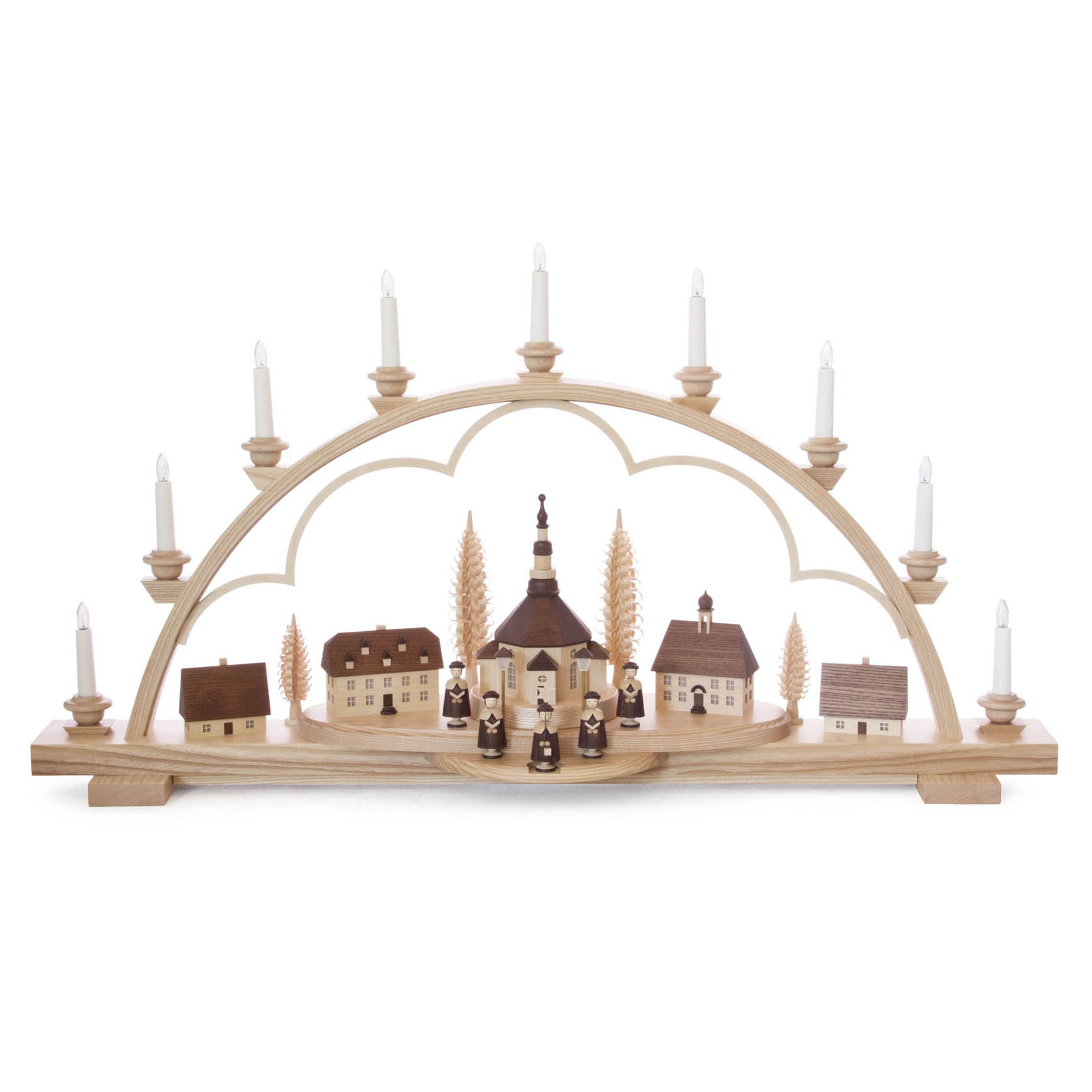 Ein hölzerner Schwibbogen mit einem Modell des Seiffener Dorfs, elektrisch beleuchteten Kerzen, einer Kirche in der Mitte und Kurrende-Sängern davor. im Dregeno Online Shop günstig kaufen
