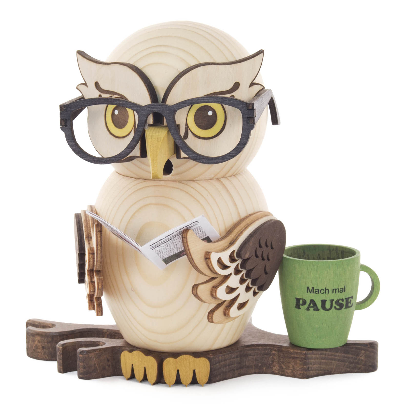 Eine Holzräuchereule mit Brille, die eine Zeitung hält und neben einer Tasse mit der Aufschrift 'Mach mal Pause' auf einem Ast sitzt. im Dregeno Online Shop günstig kaufen