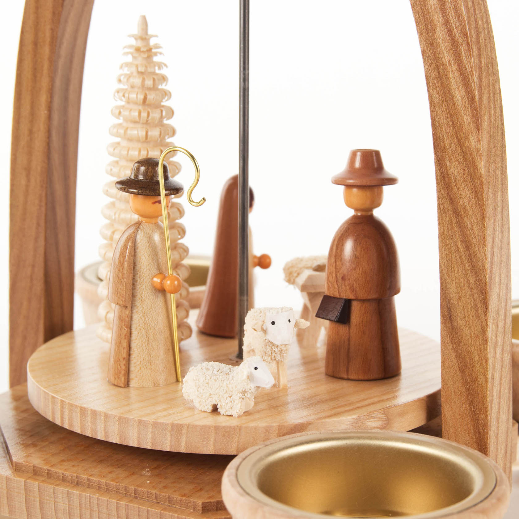 Holz-Weihnachtspyramide mit Christi-Geburts-Szene. Figuren: Hirte mit Stab, Schafe, Maria, Josef und hölzerner Baum im Hintergrund. Platz für Teelichter.
