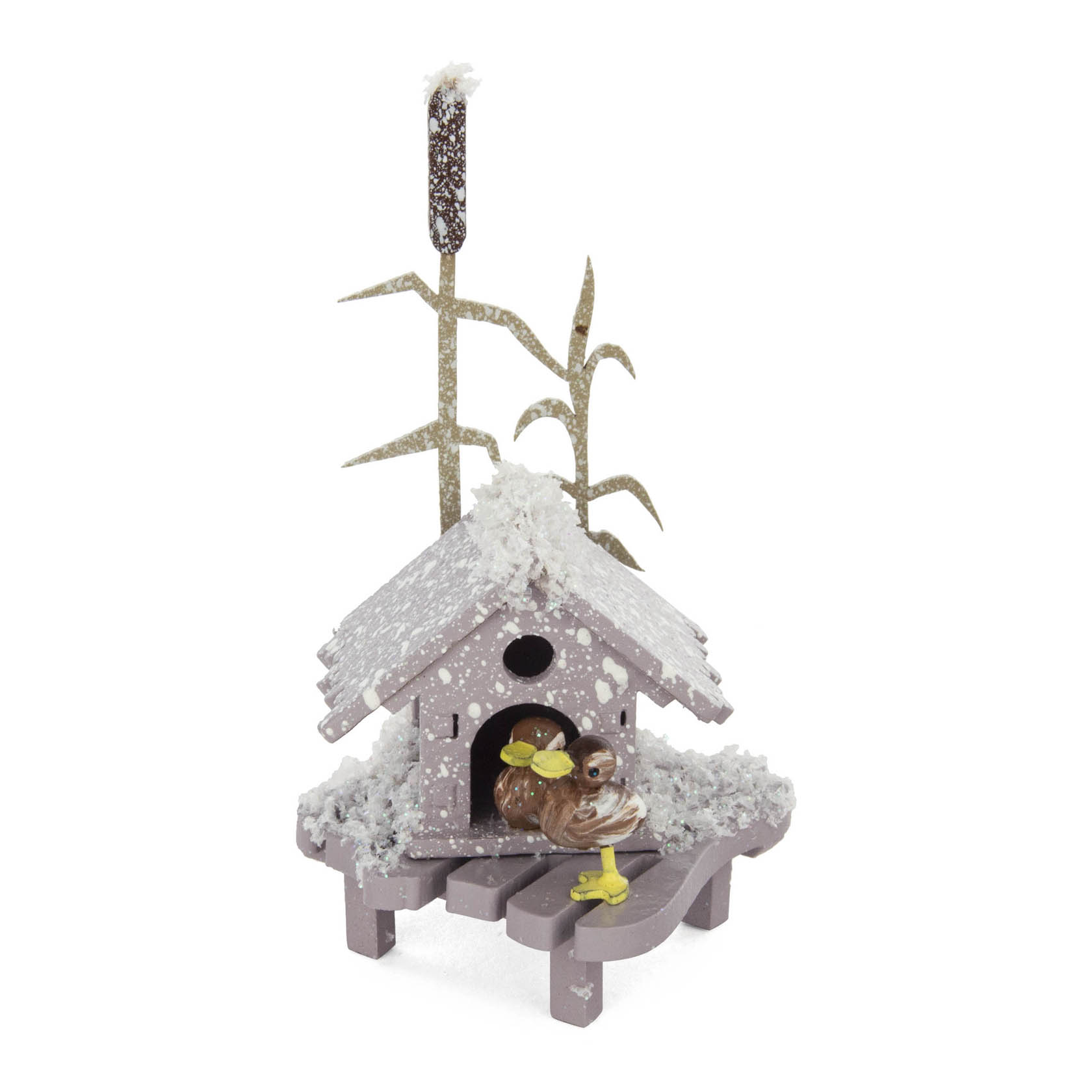 A small decorative duck house with two ceramic ducks; one adult and one duckling, both adorned with green bows. The roof and ground are dusted with faux snow. im Dregeno Online Shop günstig kaufen