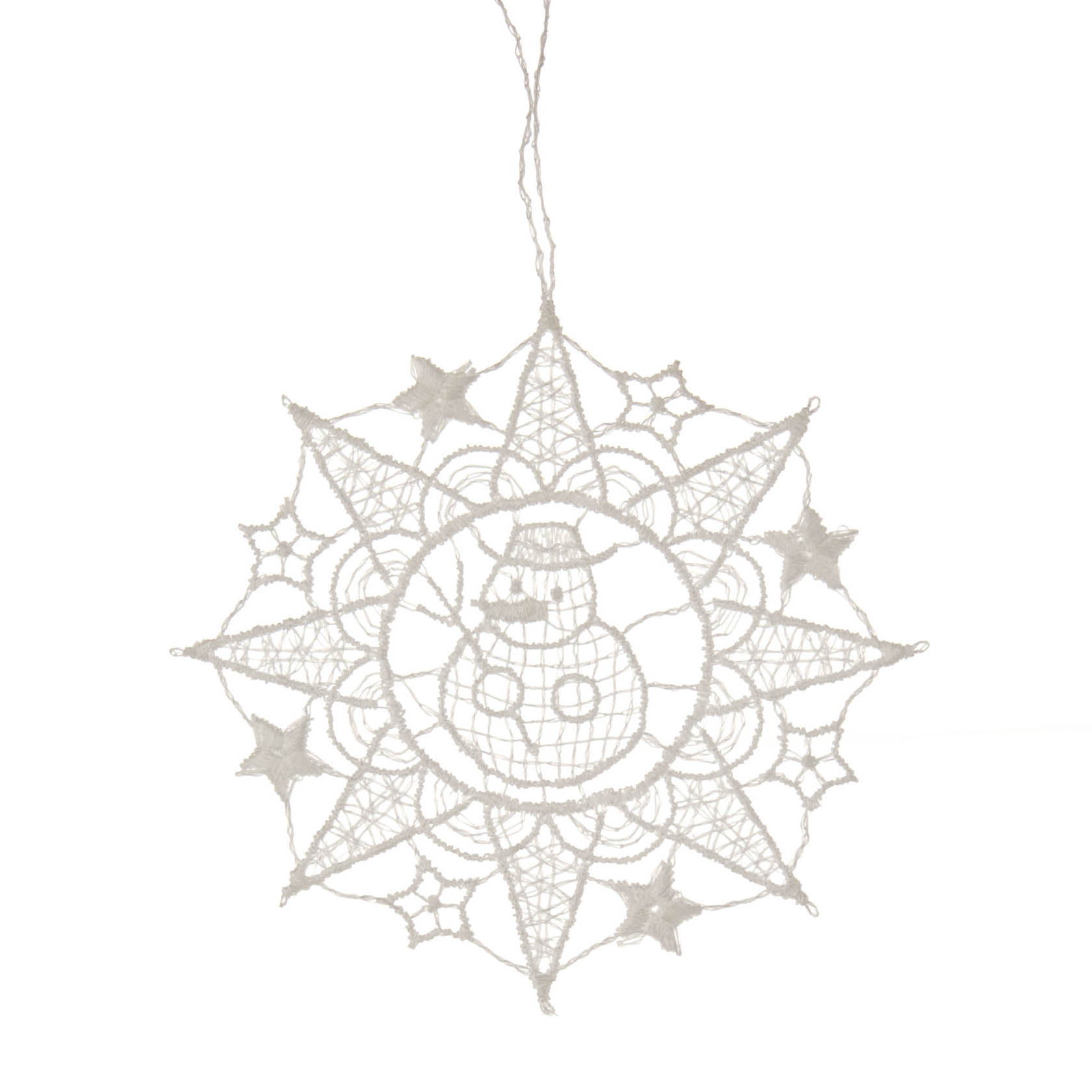 Ein dekorativer Sternanhänger aus Plauener Spitze mit einem lächelnden Schneemann in der Mitte, umgeben von Spitzensternen. im Dregeno Online Shop günstig kaufen