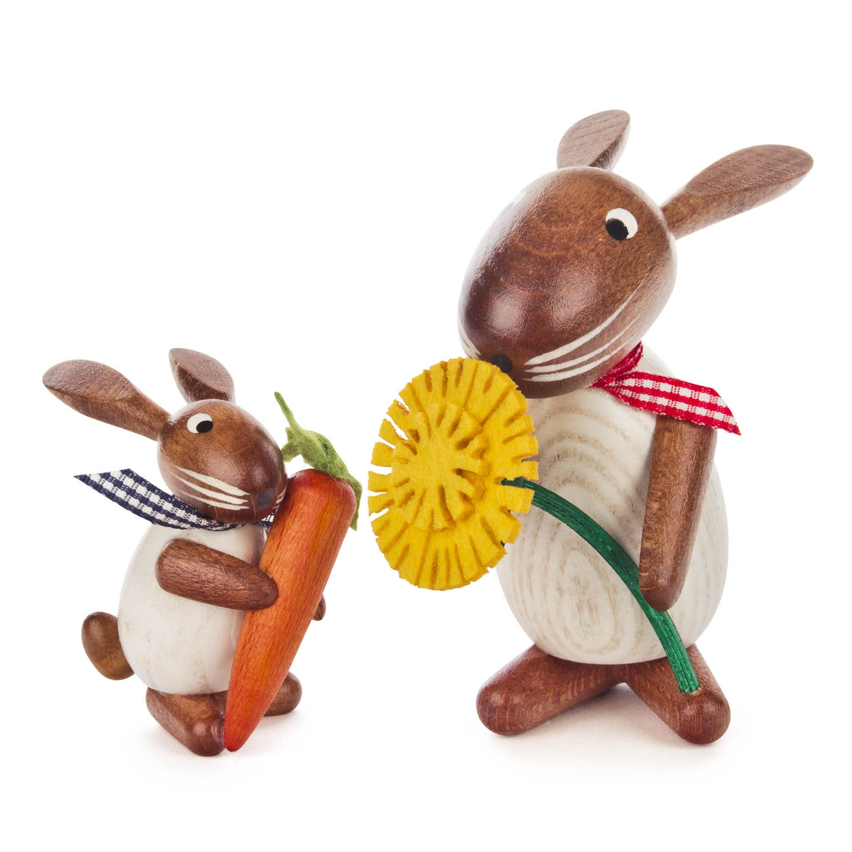 Zwei handgefertigte Hasenfiguren: Ein kleiner Hase mit Karotte und ein größerer Hase mit einer gelben Maiblume. Beide haben weiße Körper und braune Details. im Dregeno Online Shop günstig kaufen