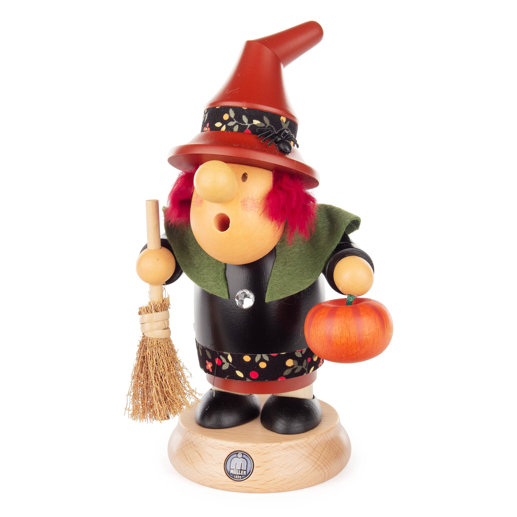Holzfigur einer Halloween-Hexe mit spitzem braunen Hut und Umhang, hält einen Besen und einen orangen Kürbis, ausgerüstet als Räucherfrau. im Dregeno Online Shop günstig kaufen