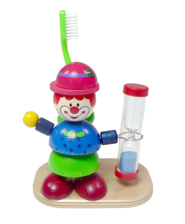 Holzfigur eines lachenden Zirkusclowns mit roter Nase, der eine Sanduhr hält und eine Zahnbürste auf dem Kopf trägt. im Dregeno Online Shop günstig kaufen