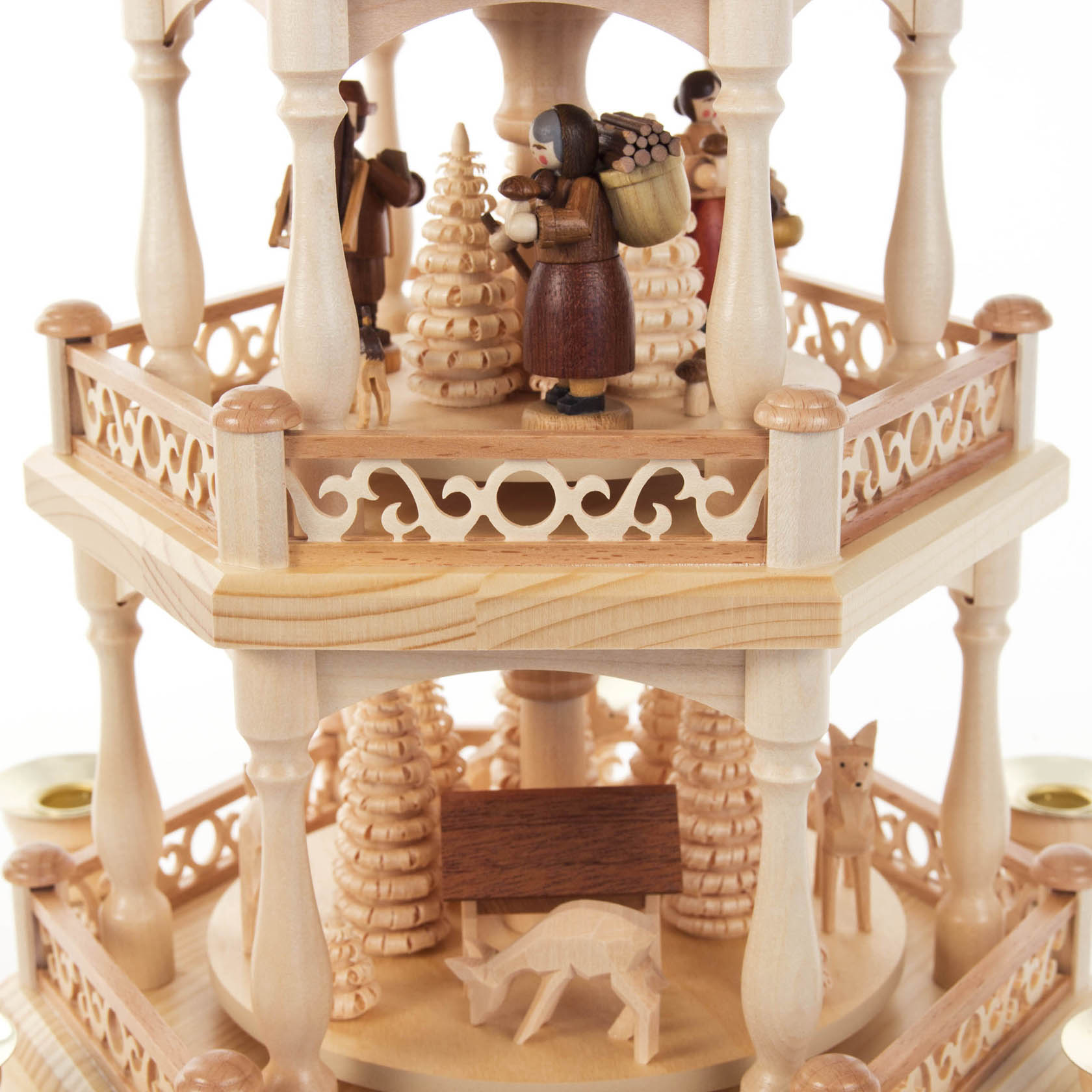 Eine dreistöckige Holzpyramide mit geschnitzten Waldfiguren wie Tieren, Bäumen und Menschen, die Kerzenhalter für 14mm Kerzen besitzt.