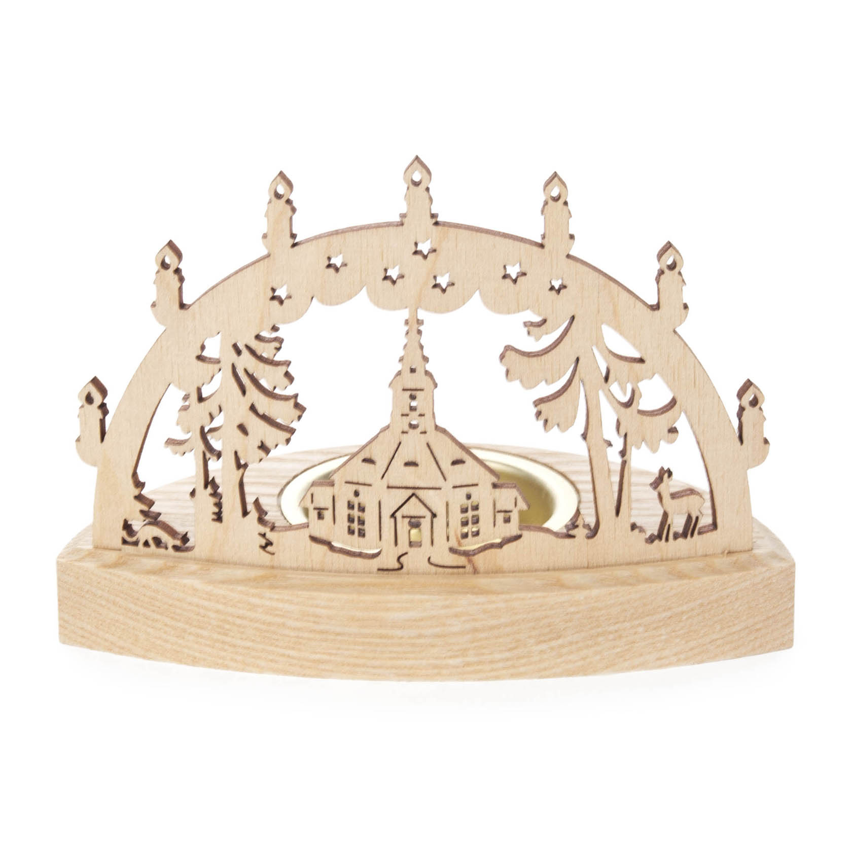 Ein hölzerner Teelichthalter mit einem ausgeschnittenen Motiv der Seiffener Kirche, flankiert von Bäumen und kleinen Sternen an einem Bogen.