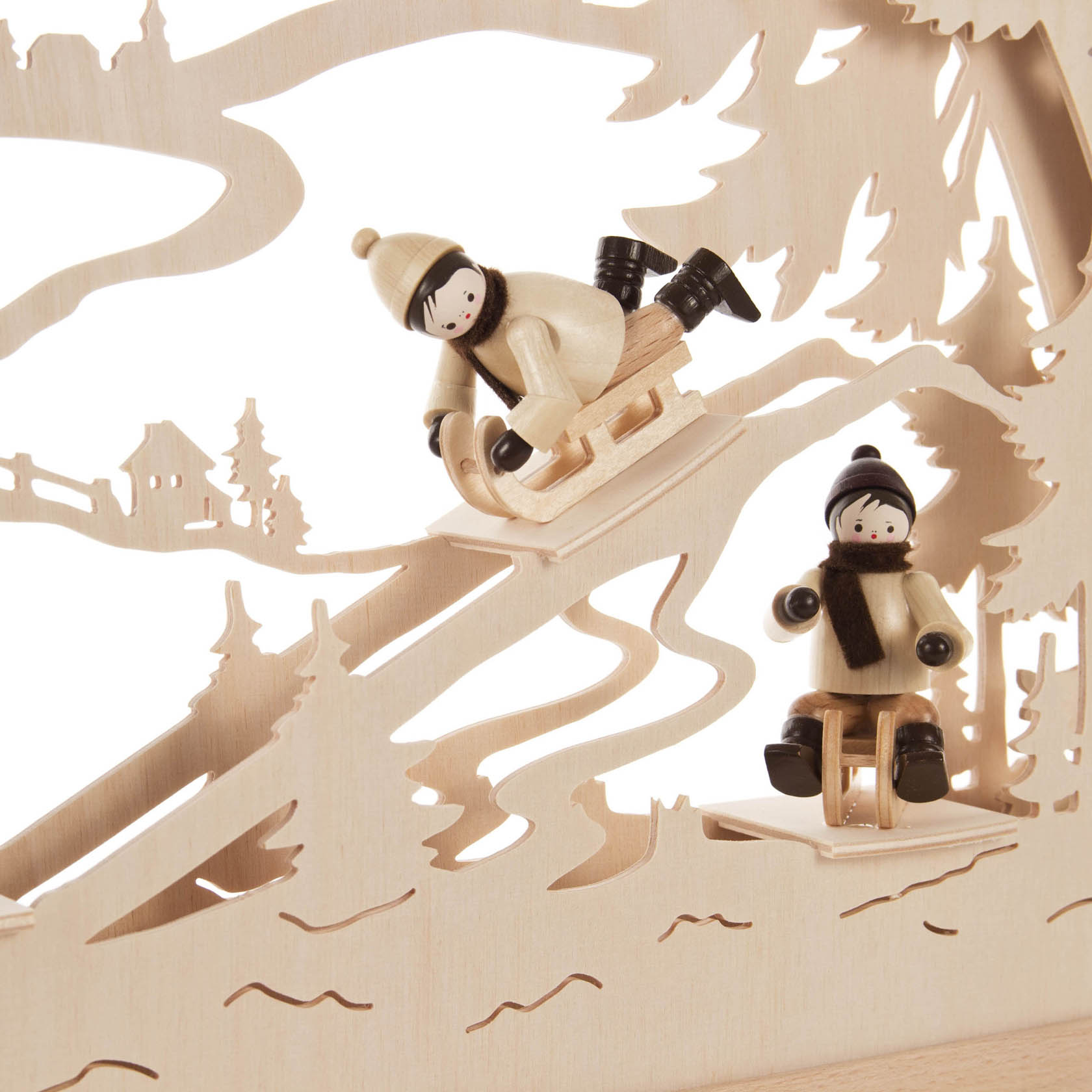 Ein Rundbogen aus hellem Holz zeigt zwei lächelnde Figuren auf Schlitten. Sie fahren einen Schneehang hinunter. Die Szene ist mit LED-Licht illuminiert.
