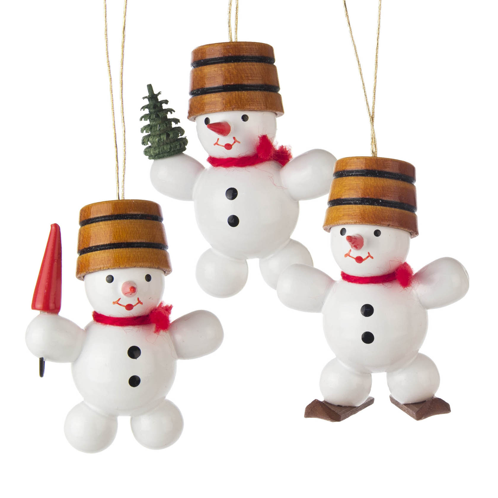 Drei kleine, hängende Schneemänner aus Holz, jeder mit einem Eimerhut. Einer hält einen Baum, ein anderer einen Schirm, der dritte trägt Skier. im Dregeno Online Shop günstig kaufen