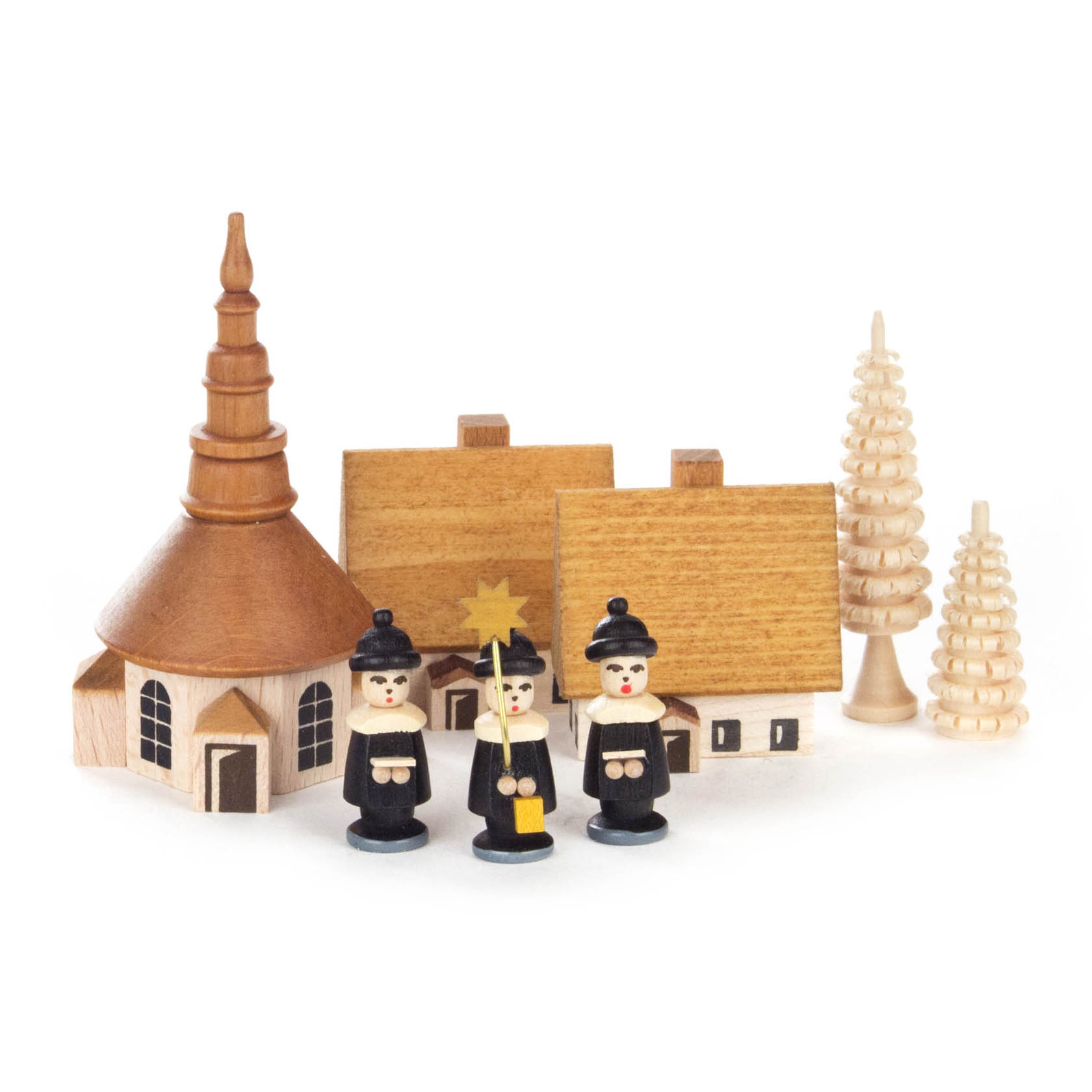 Drei kleine Holzfiguren in Kurrende-Tracht vor einer naturbelassenen, hölzernen Seiffener Kirche und zwei Häusern, umgeben von zwei filigranen Holzbäumen.