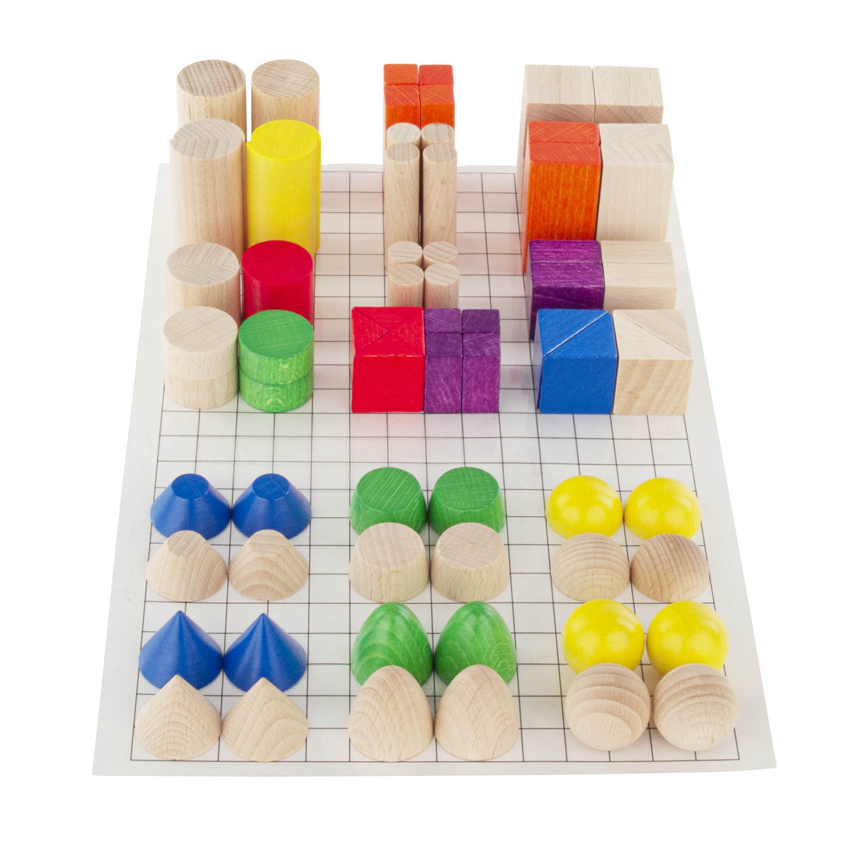 Verschiedene bunte Holzbausteine in Formen wie Zylinder, Quader und Kugeln stehen geordnet auf einem Gitternetz. im Dregeno Online Shop günstig kaufen