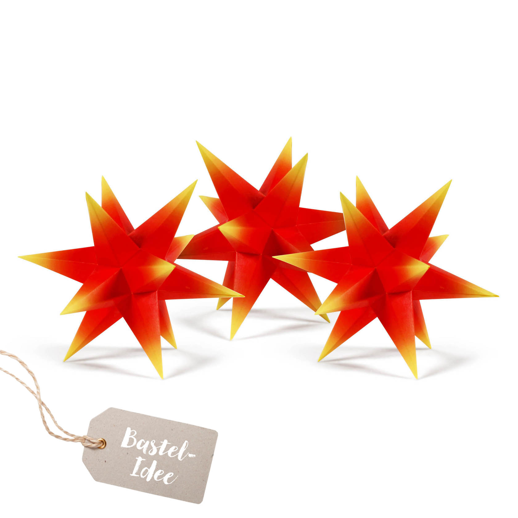 Drei gebastelte Adventssterne mit rotem Kern und gelben Spitzen stehen nebeneinander. im Dregeno Online Shop günstig kaufen