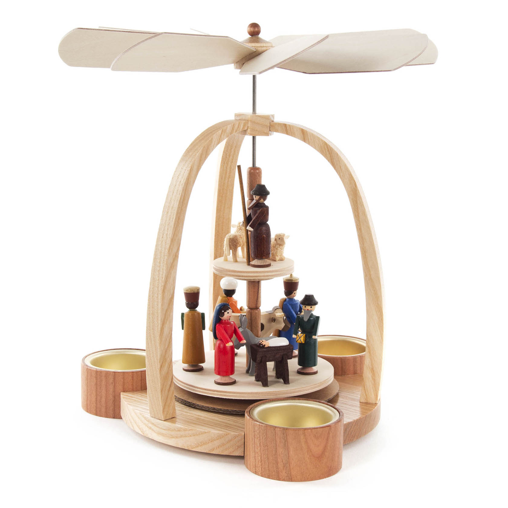 Holzpyramide mit Figuren der Weihnachtsgeschichte, darunter Maria, Josef, das Jesuskind und die Heiligen Drei Könige, umgeben von Teelichthaltern.