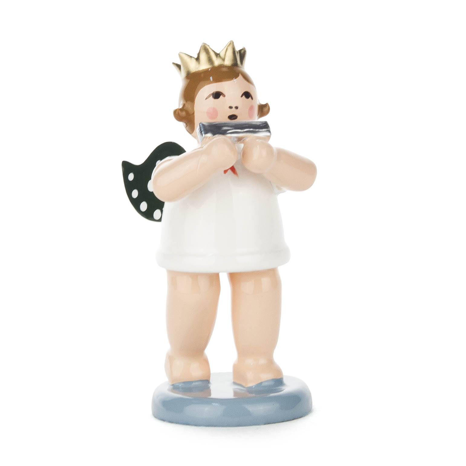 Figur eines Engels mit goldenem Krönchen und grünen Flügeln, der eine Mundharmonika spielt, auf einem blauen Sockel stehend. im Dregeno Online Shop günstig kaufen
