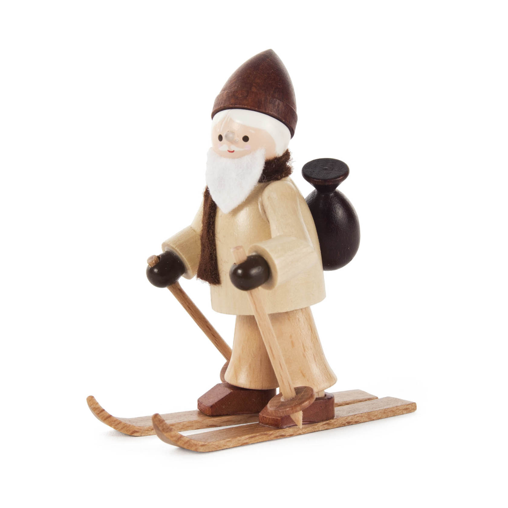Holzfigur Ruprecht auf Skiern, mit brauner Mütze, weißem Bart, beigem Mantel und schwarzem Rucksack. Er hat zwei Skistöcke in den Händen. im Dregeno Online Shop günstig kaufen