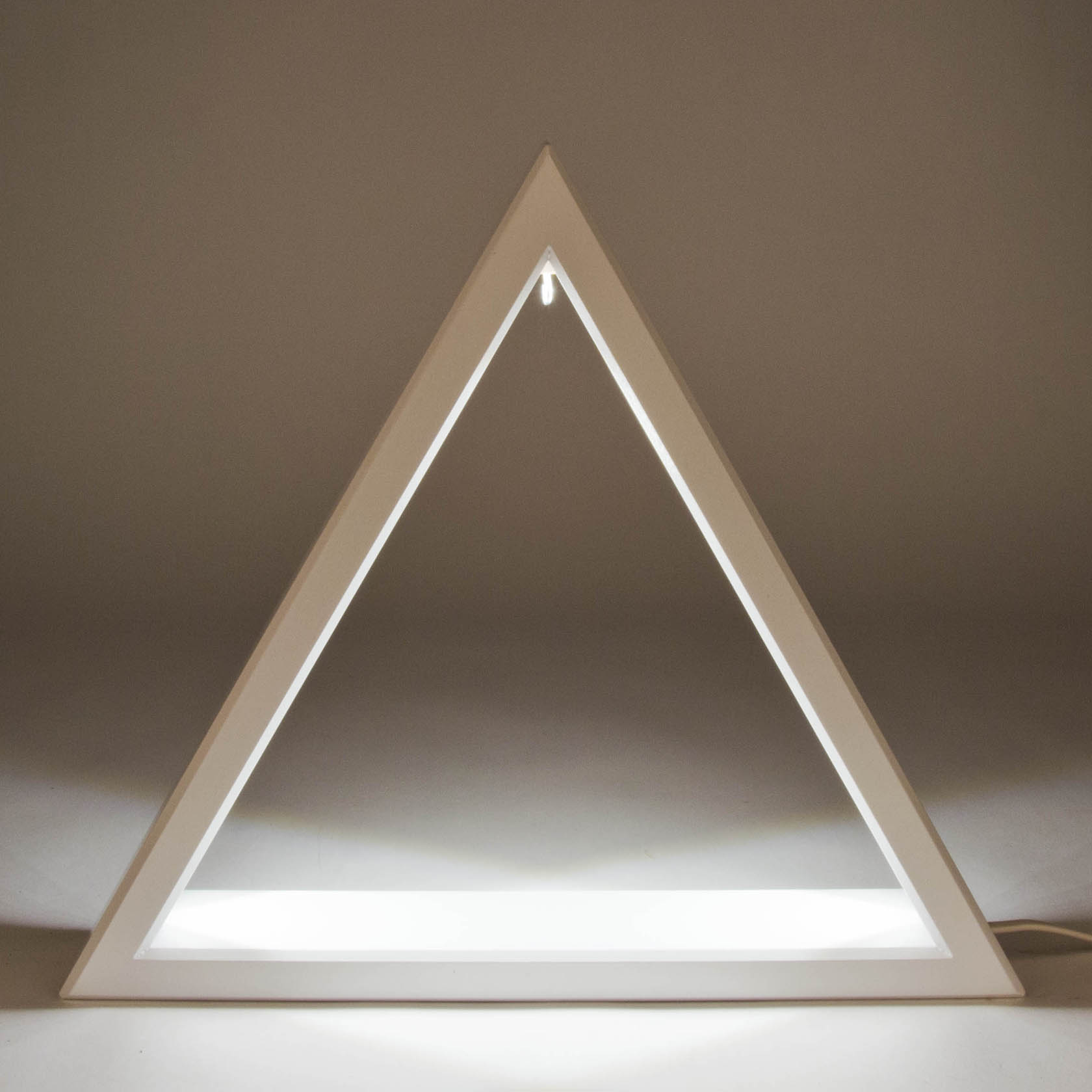 Ein weißes, beleuchtetes Dreieck aus Metall mit integriertem LED-Band. Es steht auf einer Seite und hat eine Breite von etwa 30 cm.