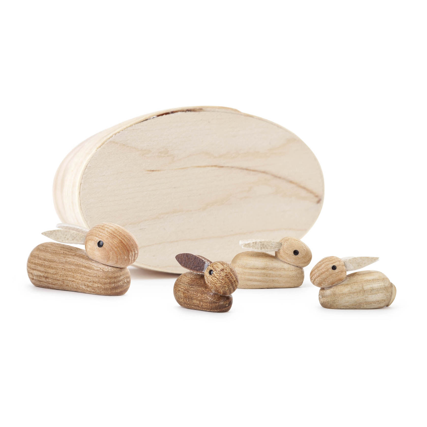 Vier kleine, hölzerne Kaninchenfiguren in verschiedenen Brauntönen, gestaltet als Kaninchenfamilie, neben einer ovalen Spandose. im Dregeno Online Shop günstig kaufen