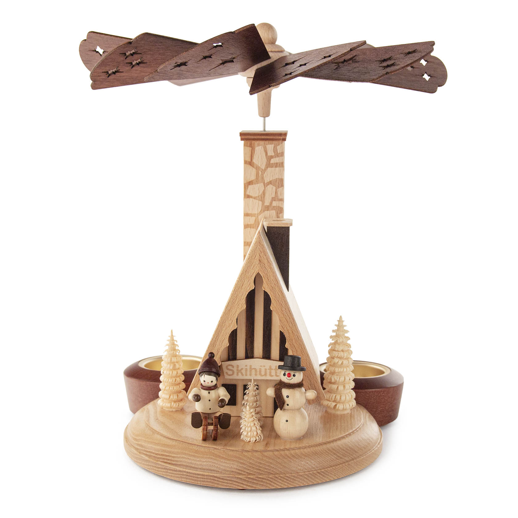 Holzpyramide mit Skihüttenmotiv, rotierender Propeller oben, zwei Teelichthalter, ein Schneemann und Tannenbäume als Dekoration. im Dregeno Online Shop günstig kaufen
