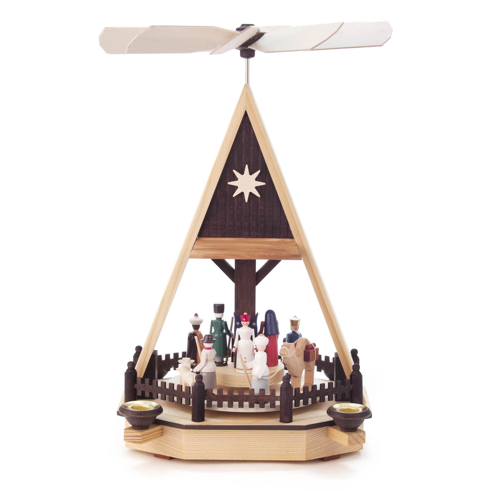 Holzpyramide mit Szenen der Geburt Christi, darunter Maria, Josef, das Jesuskind, Hirten und die Heiligen Drei Könige. Flügelrad oben, Sockel für zwei Kerzen.