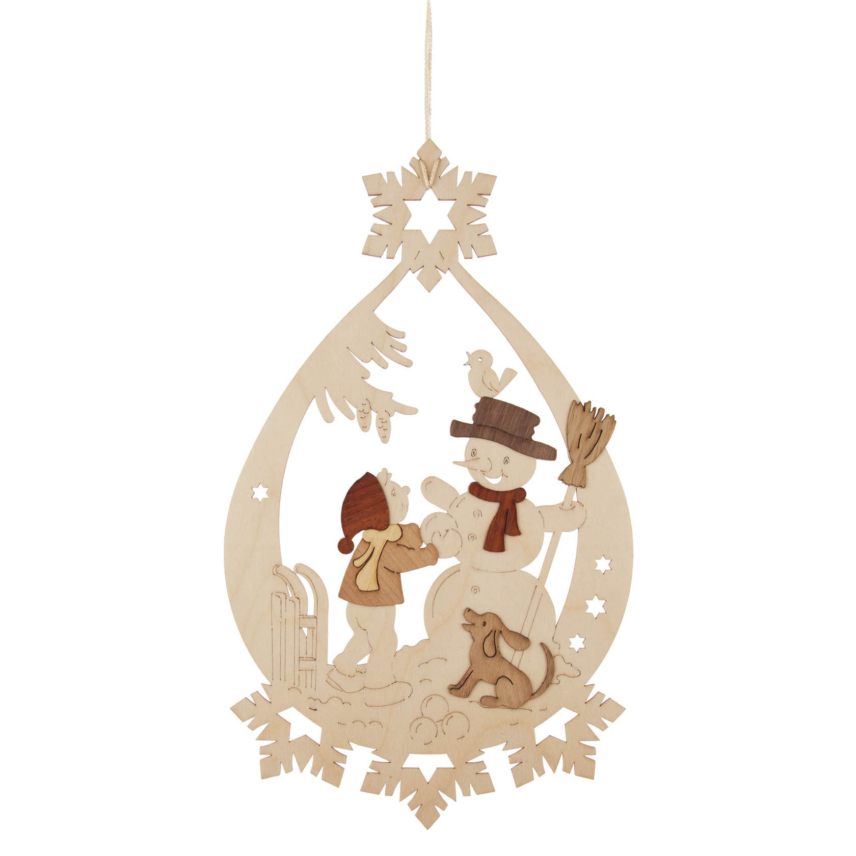 Holzdeko-Anhänger mit winterlichem Motiv: Kind mit Mütze und Schal steht vor einem Schneemann. Ein Hund sitzt daneben, oben sitzt ein Vogel auf dem Schneemann. im Dregeno Online Shop günstig kaufen